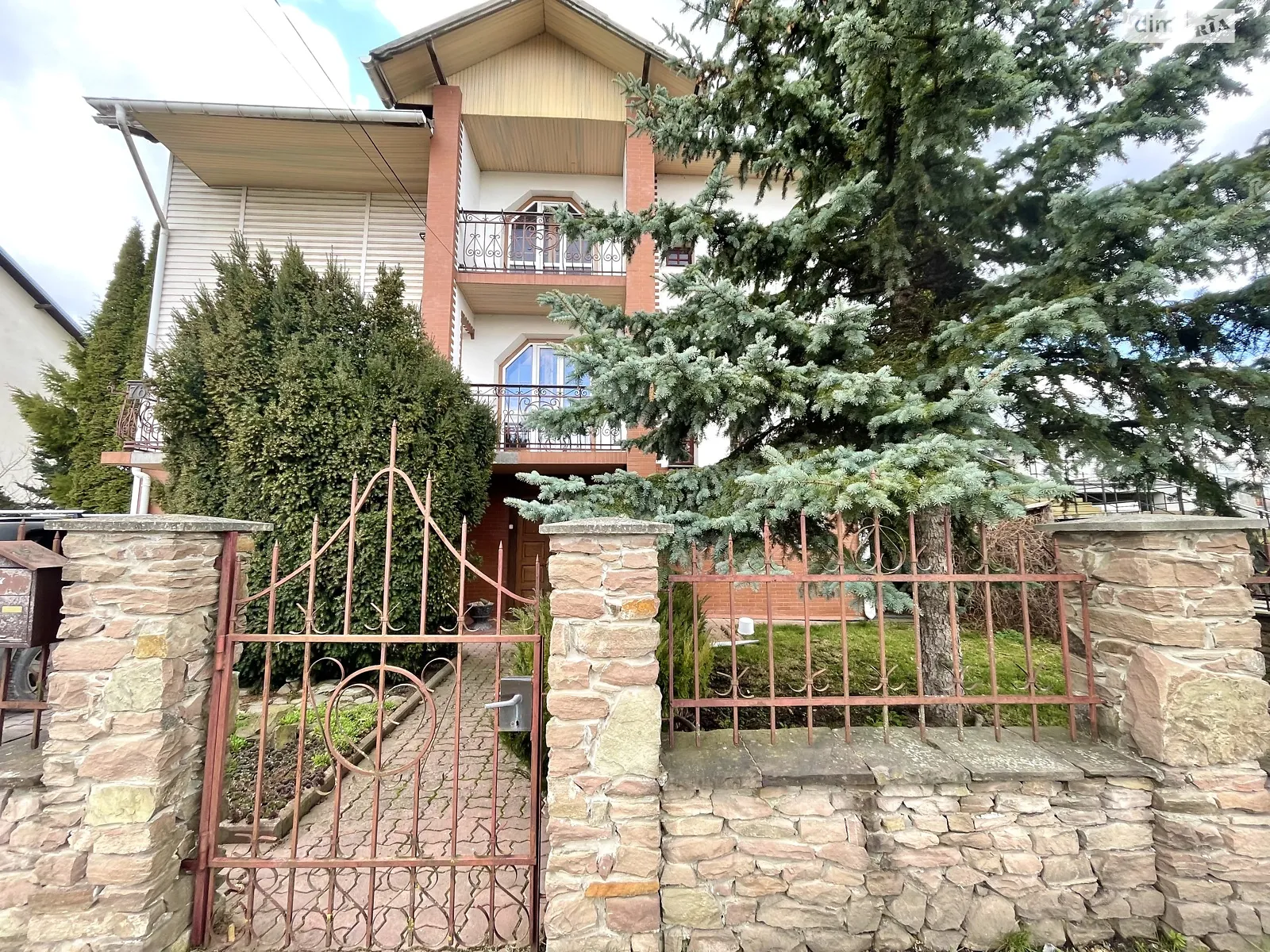 Продается дом на 3 этажа 340 кв. м с террасой, цена: 98000 $ - фото 1