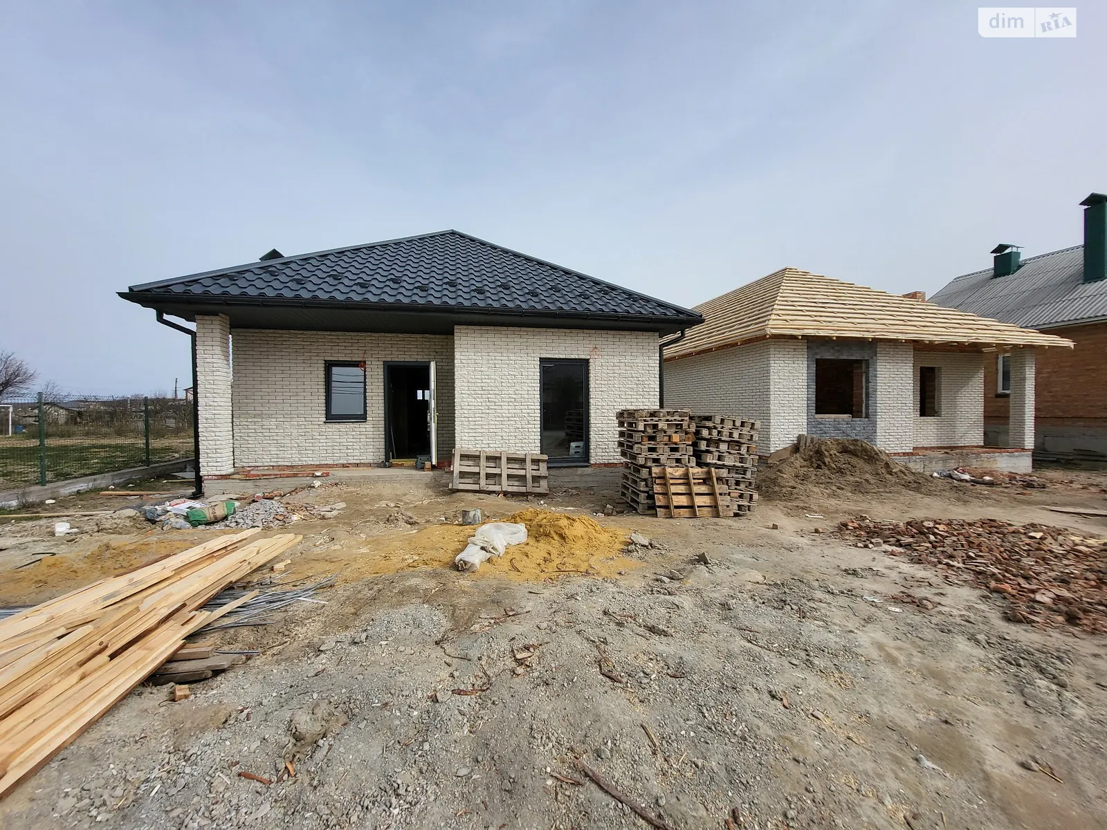 Продается одноэтажный дом 105 кв. м с гаражом, цена: 80000 $ - фото 1