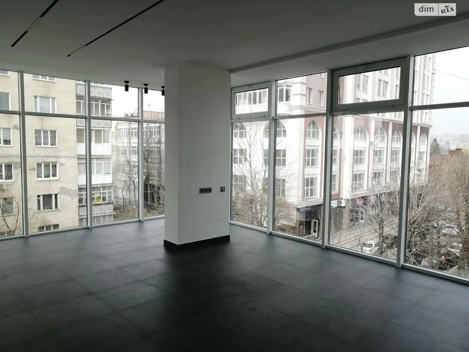 Сдается в аренду офис 48.3 кв. м в бизнес-центре, цена: 15000 грн - фото 1