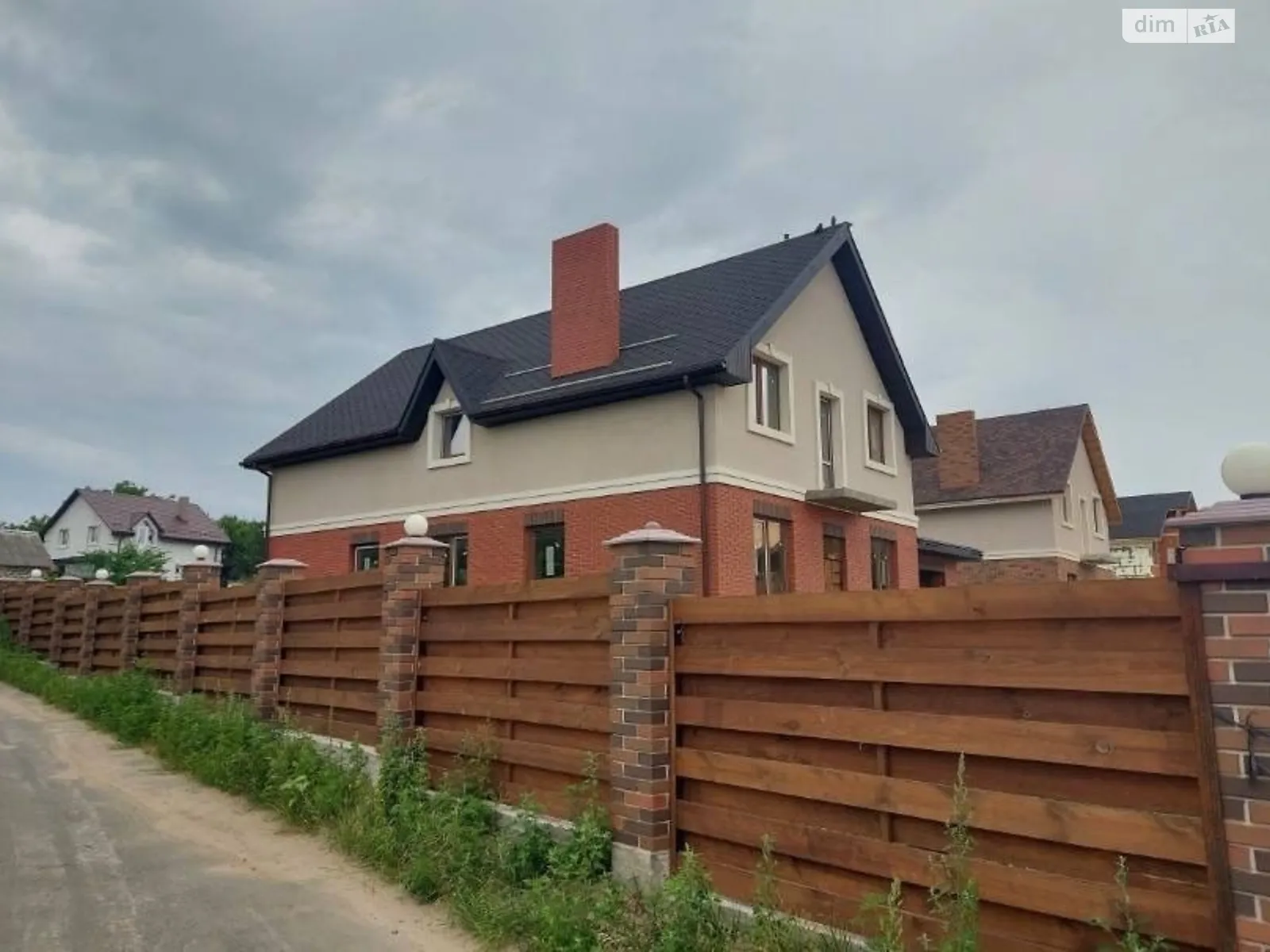 Продается дом на 2 этажа 212 кв. м с участком, цена: 139700 $ - фото 1