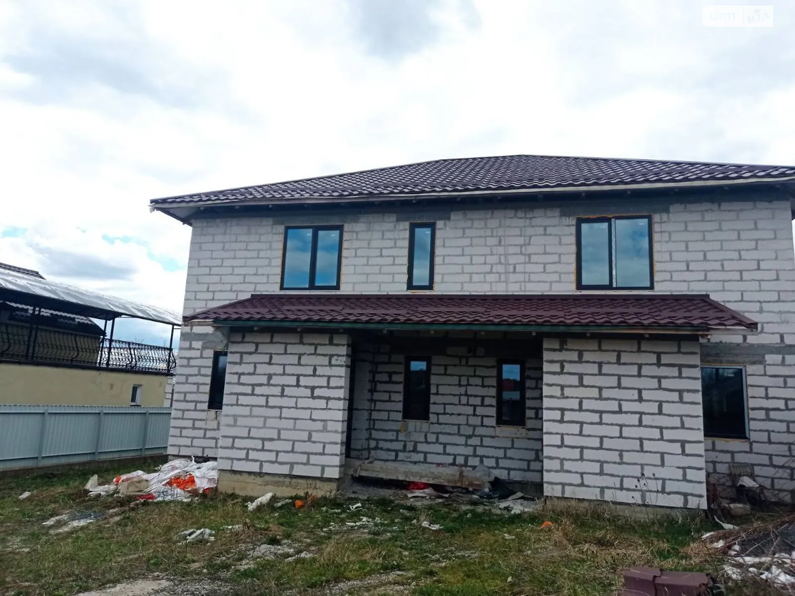 Продается дом на 2 этажа 210 кв. м с камином, цена: 95000 $