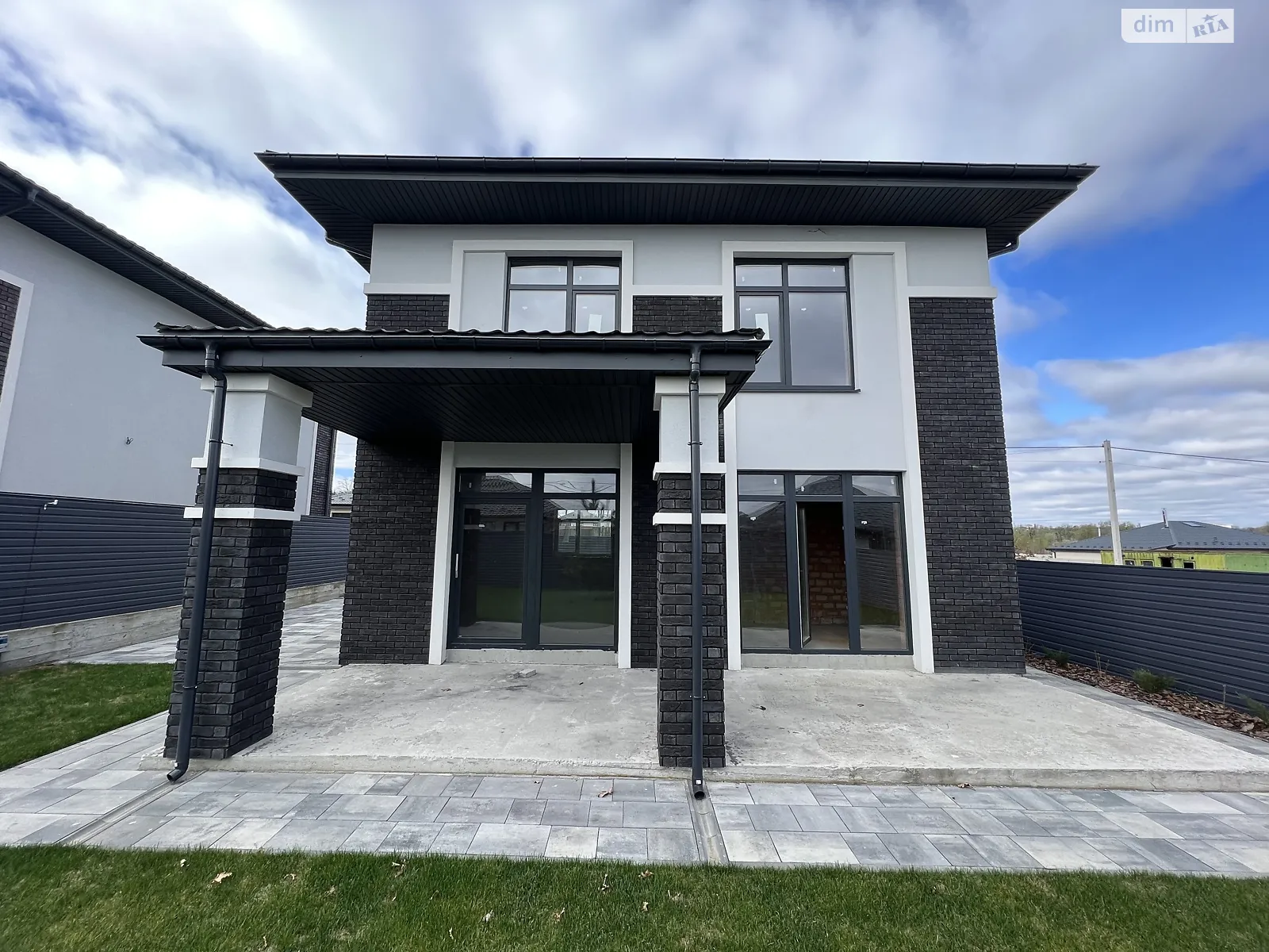 Продається будинок 2 поверховий 145 кв. м с басейном, цена: 135000 $ - фото 1
