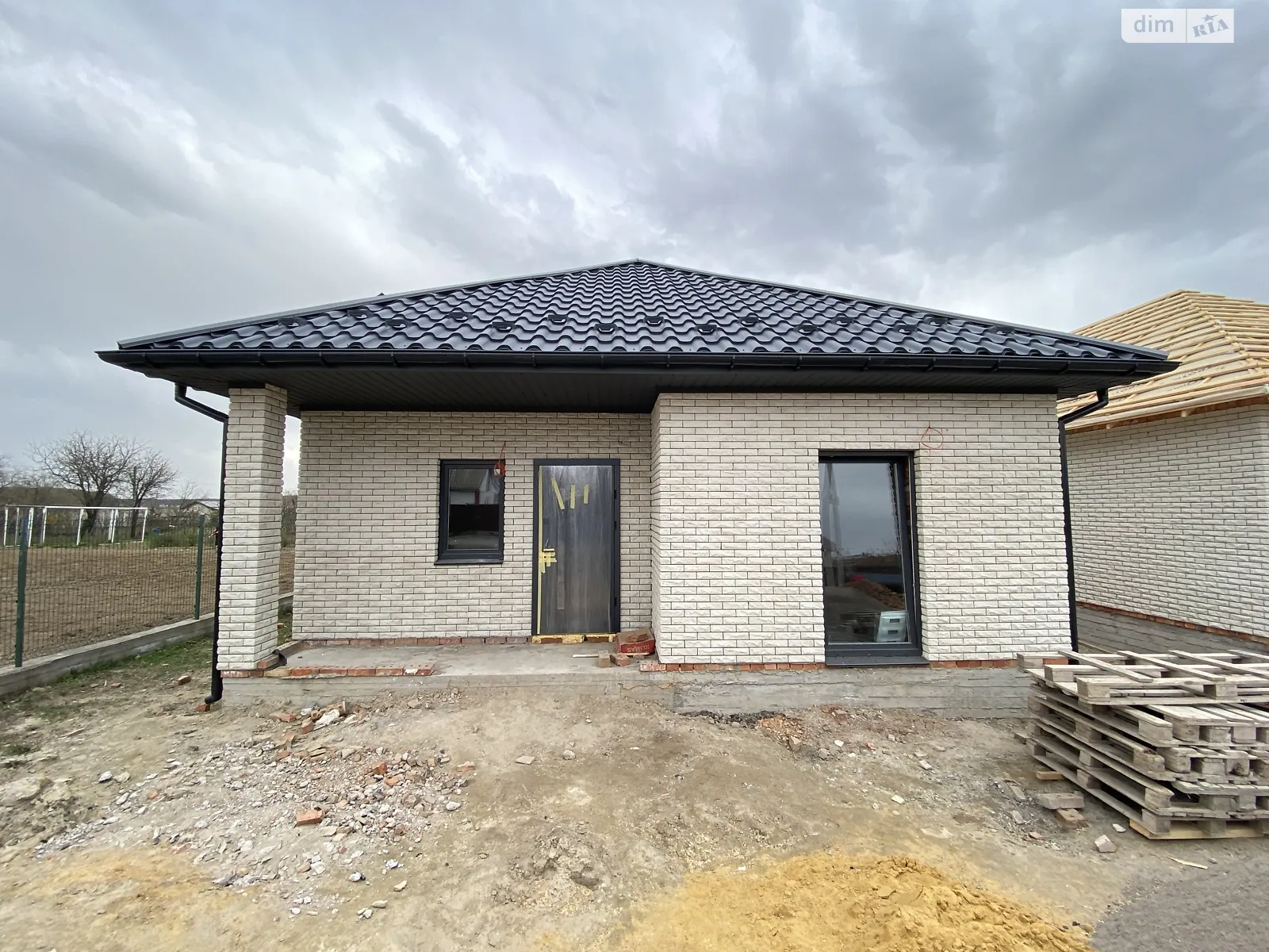 Продается одноэтажный дом 105 кв. м с верандой, цена: 80000 $ - фото 1
