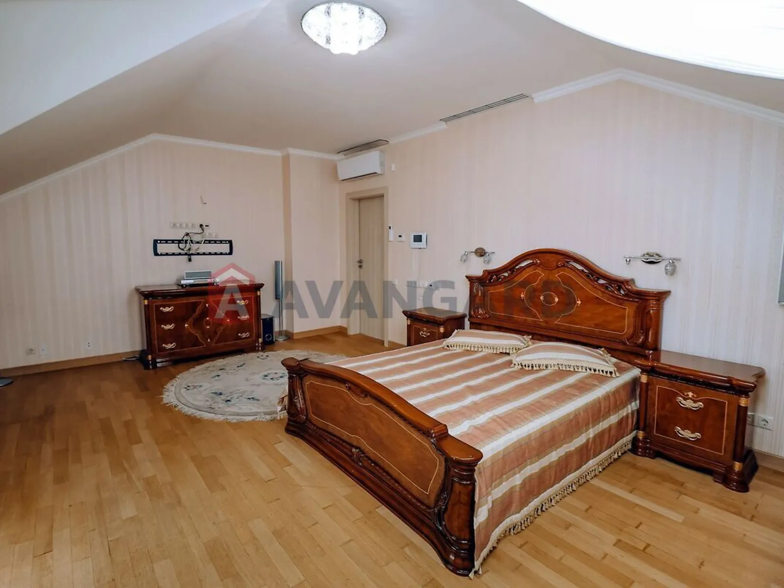 Сдается в аренду дом на 3 этажа 320 кв. м с верандой, цена: 1200 $