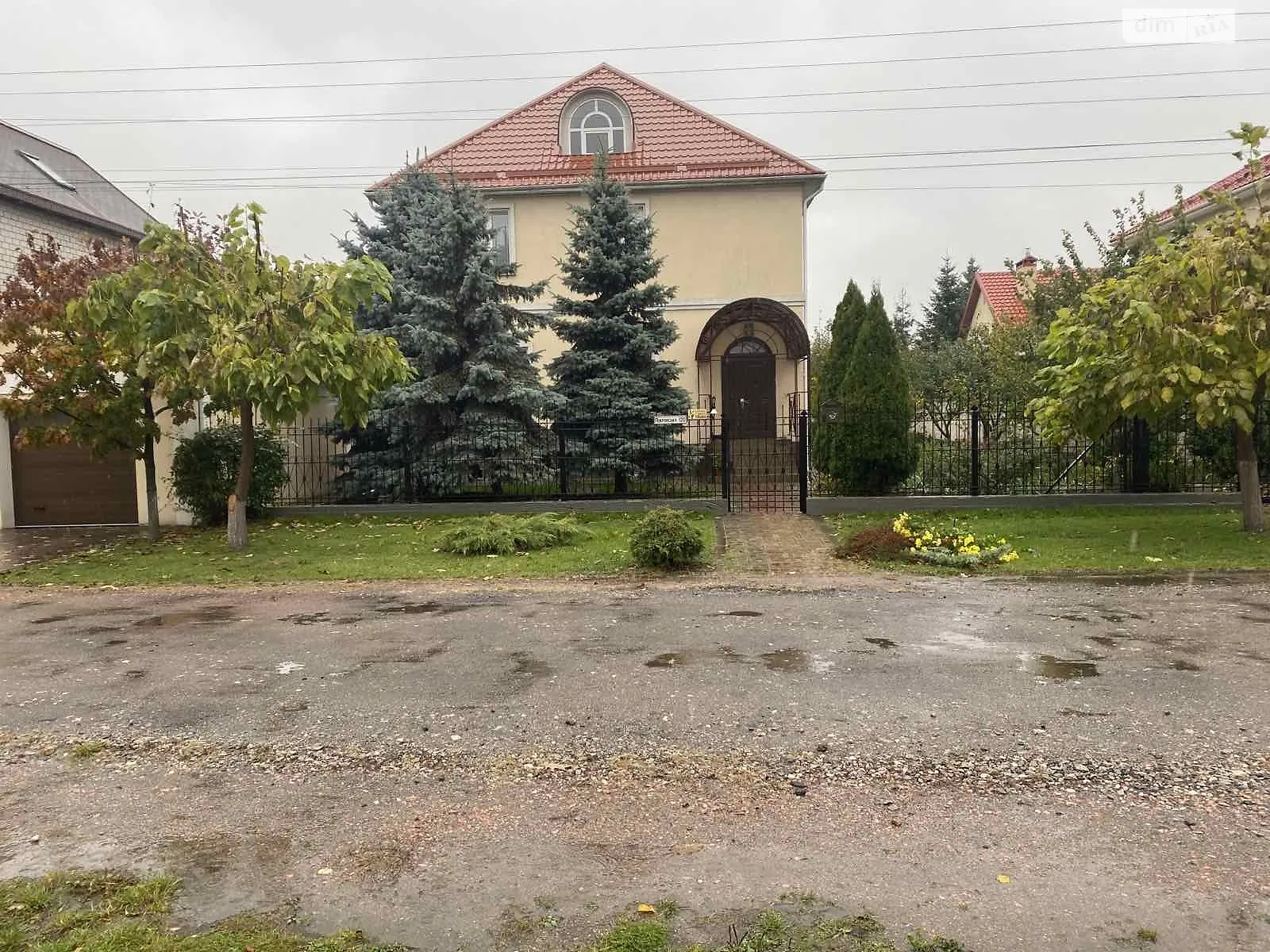 Продається будинок 3 поверховий 273 кв. м з балконом, цена: 250000 $