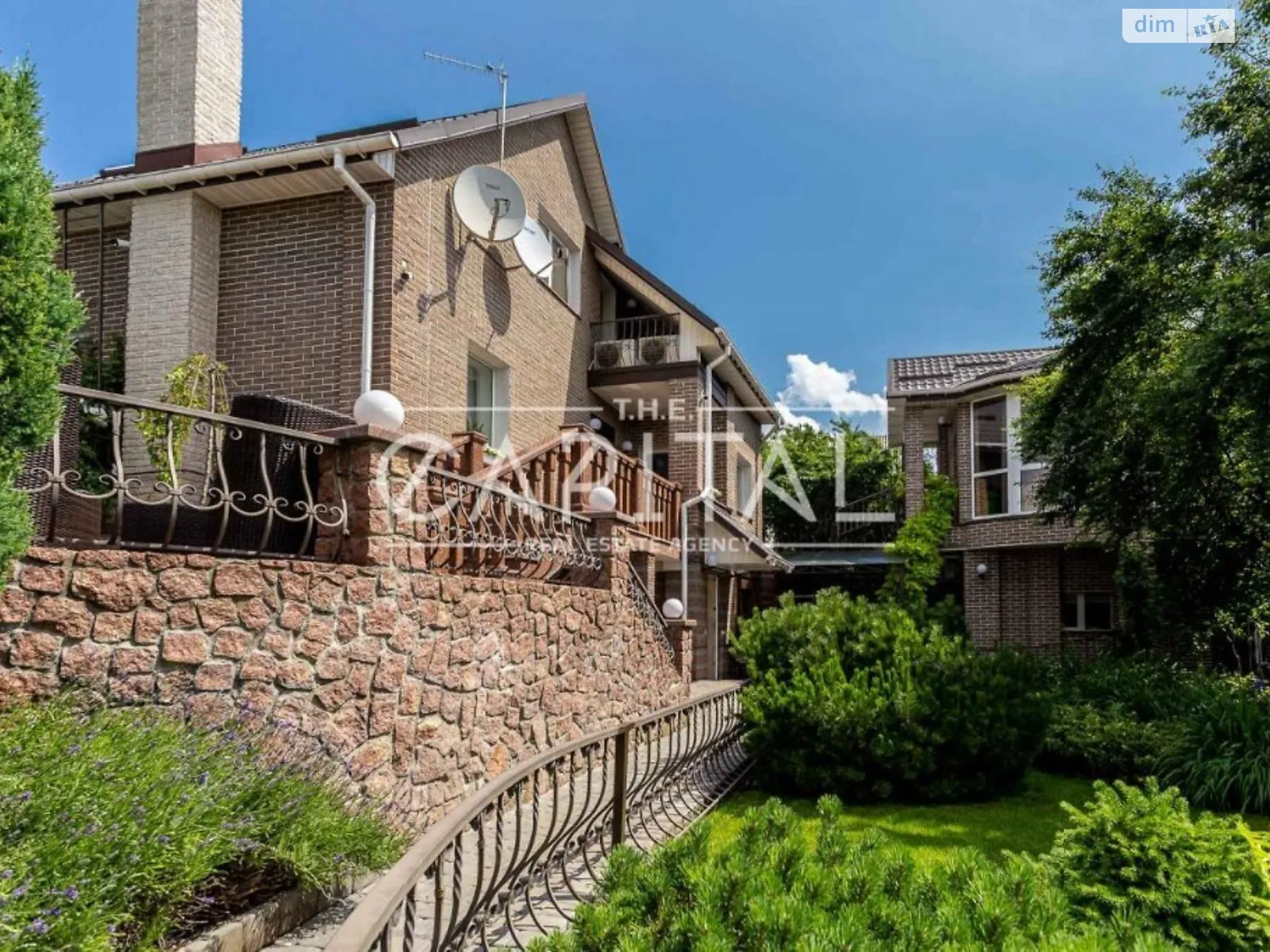 Продается дом на 2 этажа 250 кв. м с балконом, цена: 1000000 $ - фото 1