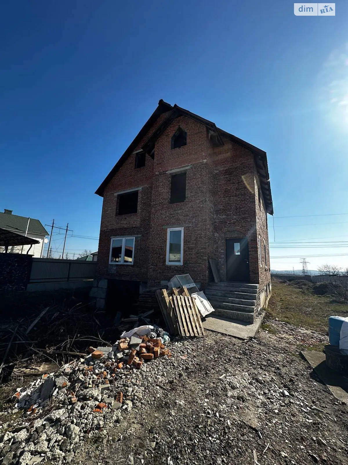 Продается дом на 3 этажа 265 кв. м с подвалом, цена: 55000 $ - фото 1