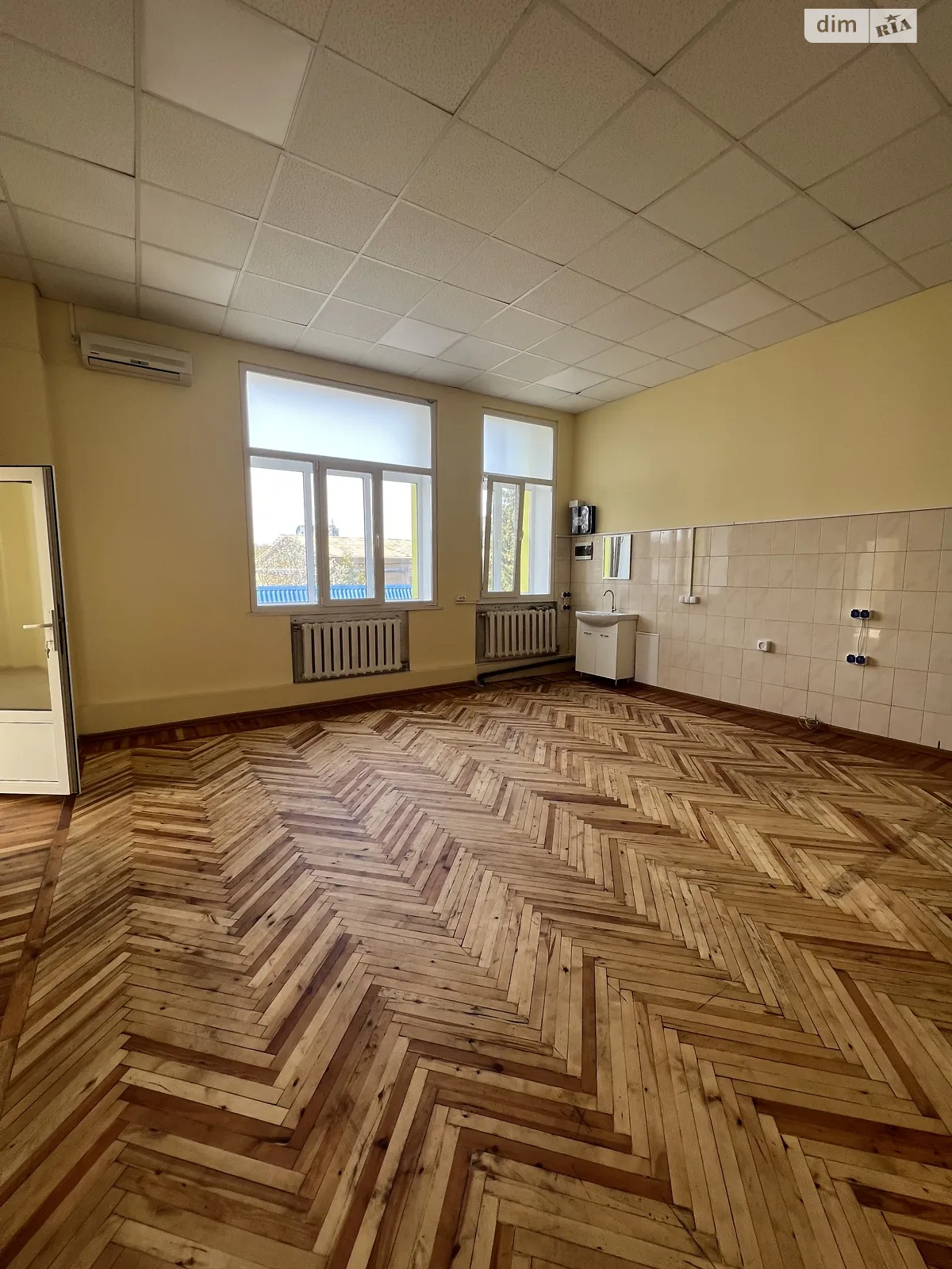 Сдается в аренду офис 51 кв. м в бизнес-центре, цена: 400 $