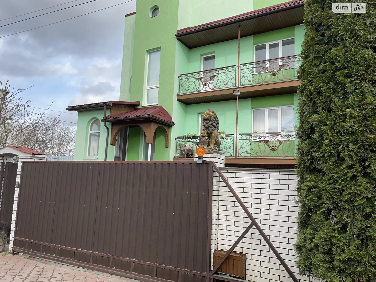 Продається будинок 3 поверховий 325 кв. м з гаражем, цена: 240000 $