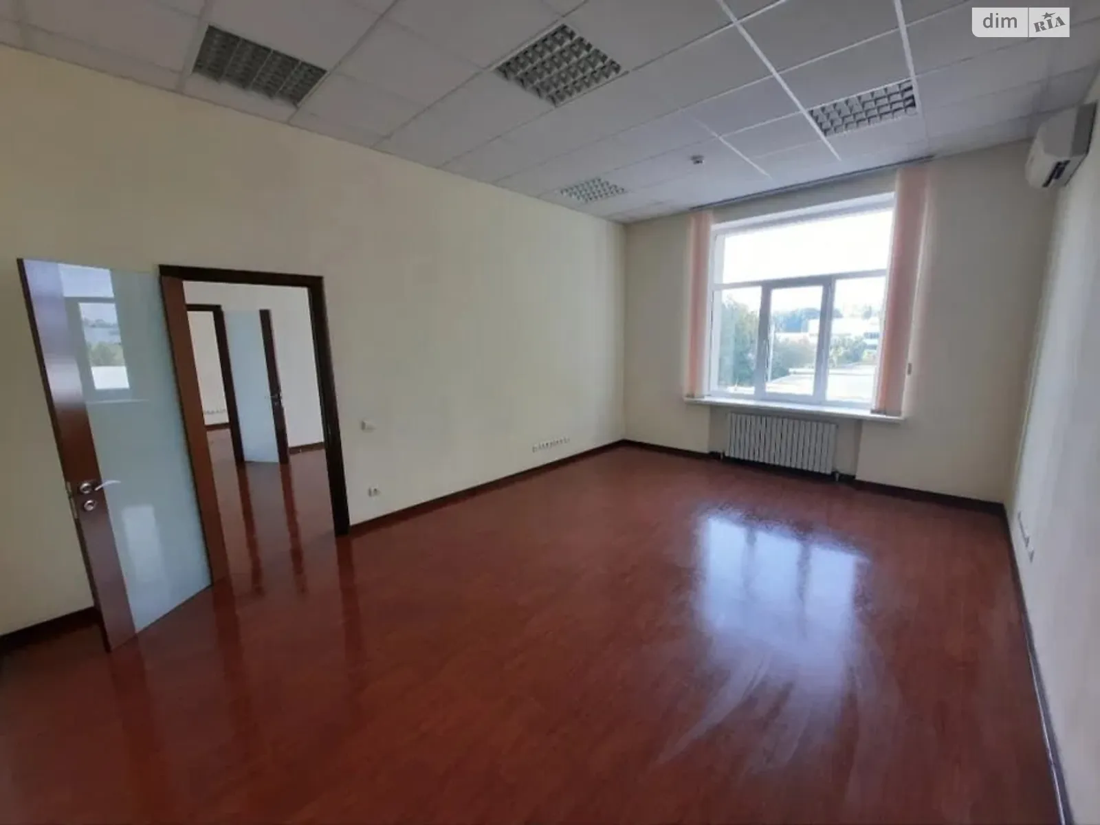 Сдается в аренду офис 62.3 кв. м в бизнес-центре, цена: 14952 $ - фото 1