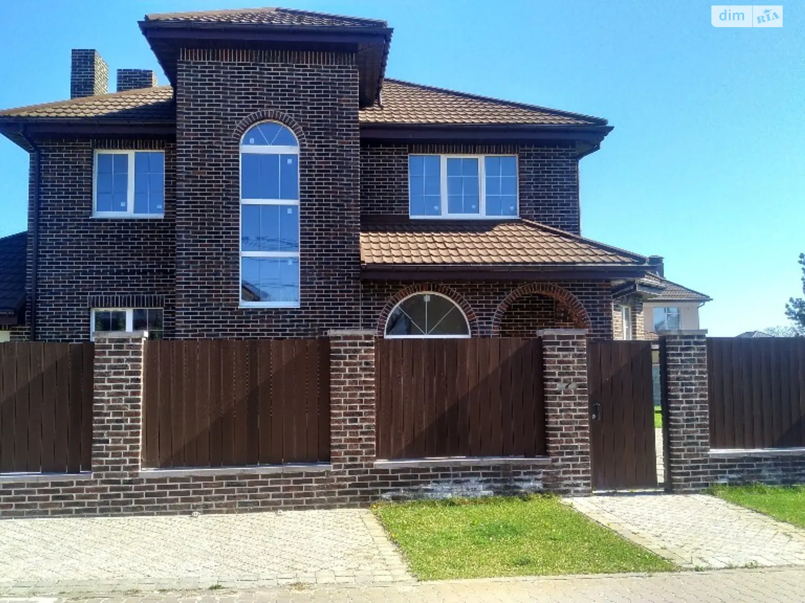 Продается дом на 2 этажа 258 кв. м с верандой, цена: 255000 $ - фото 1