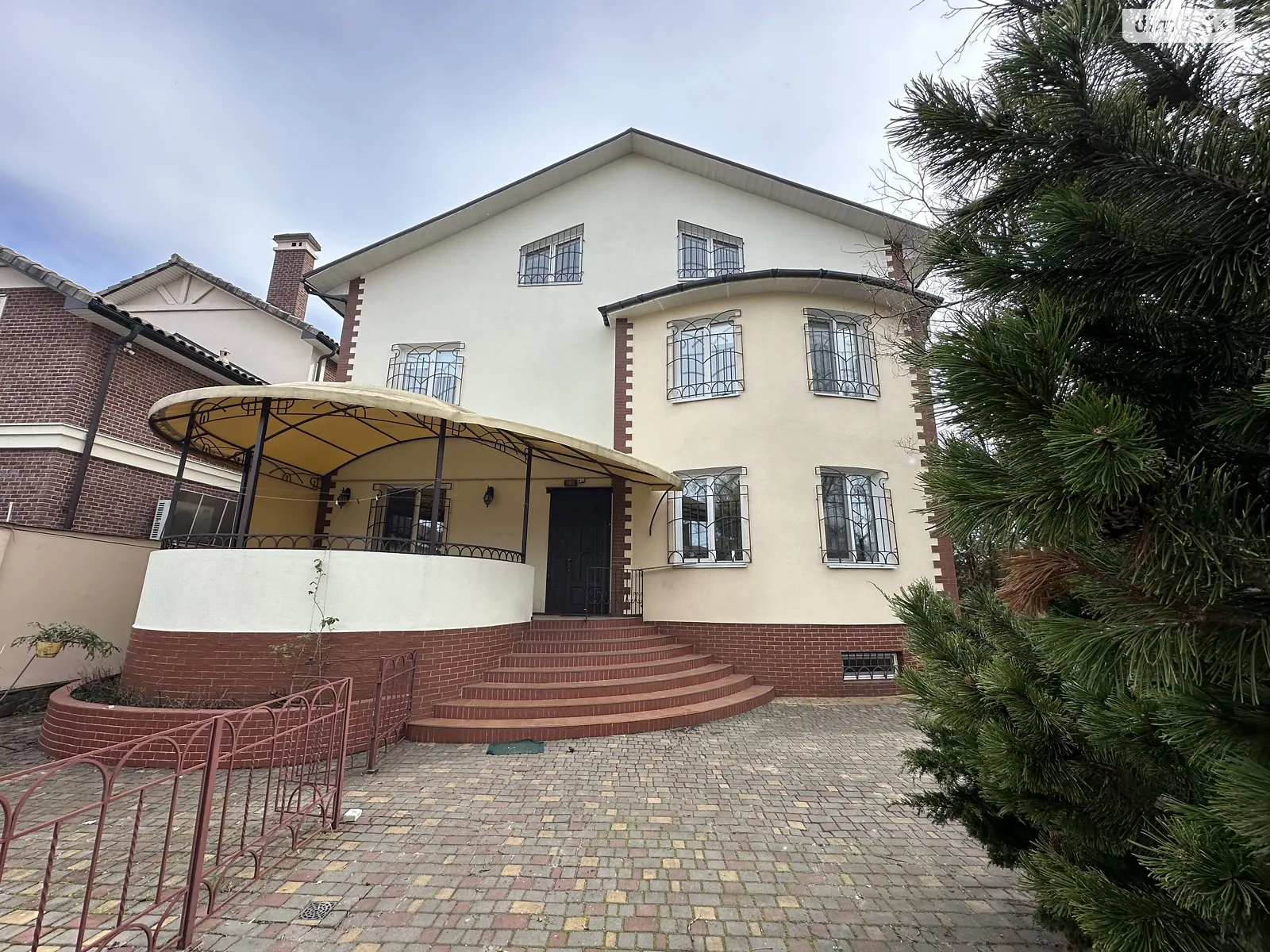 Продается дом на 2 этажа 353 кв. м с верандой, цена: 420000 $ - фото 1