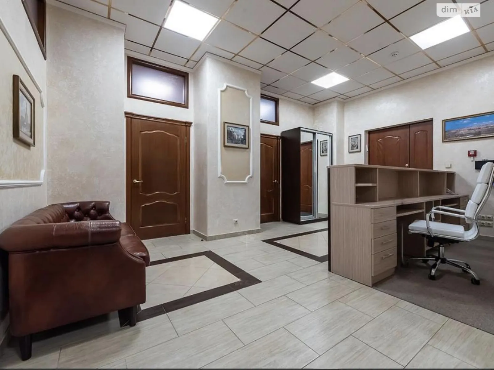 Сдается в аренду офис 135 кв. м в бизнес-центре, цена: 2700 $