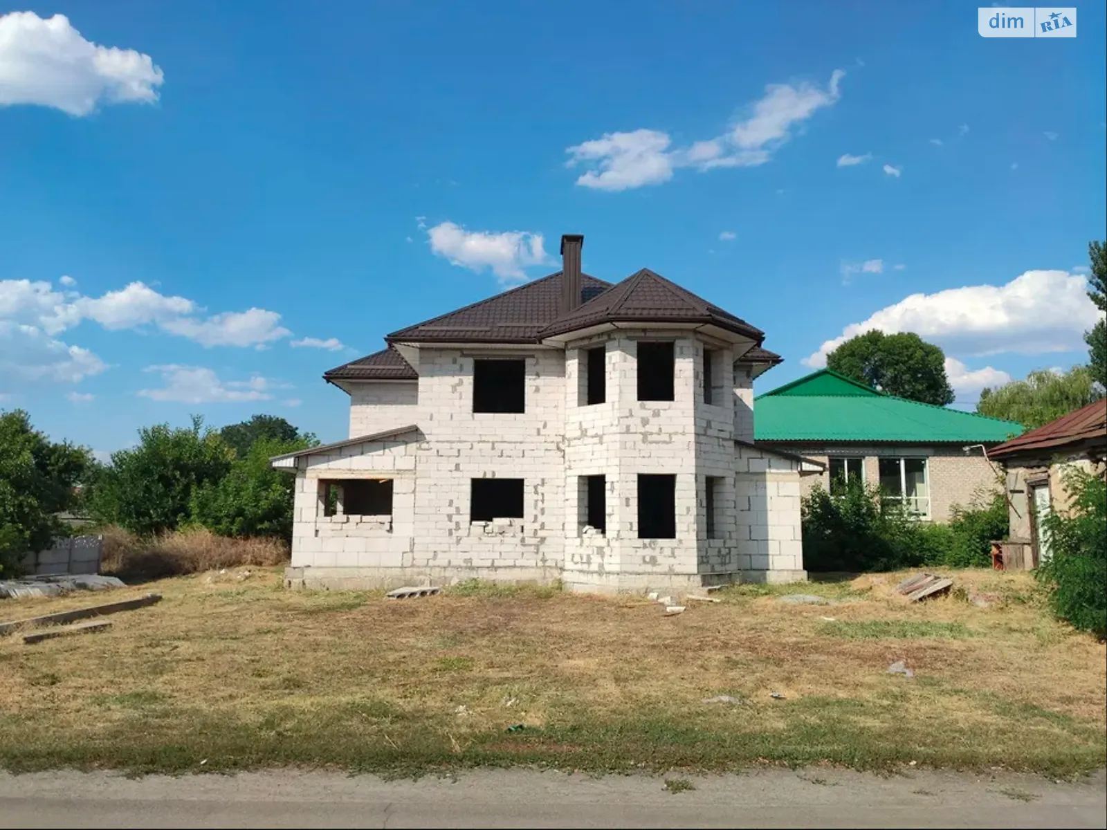 Продається будинок 2 поверховий 200 кв. м з каміном, незавершене будівництво, в центрі