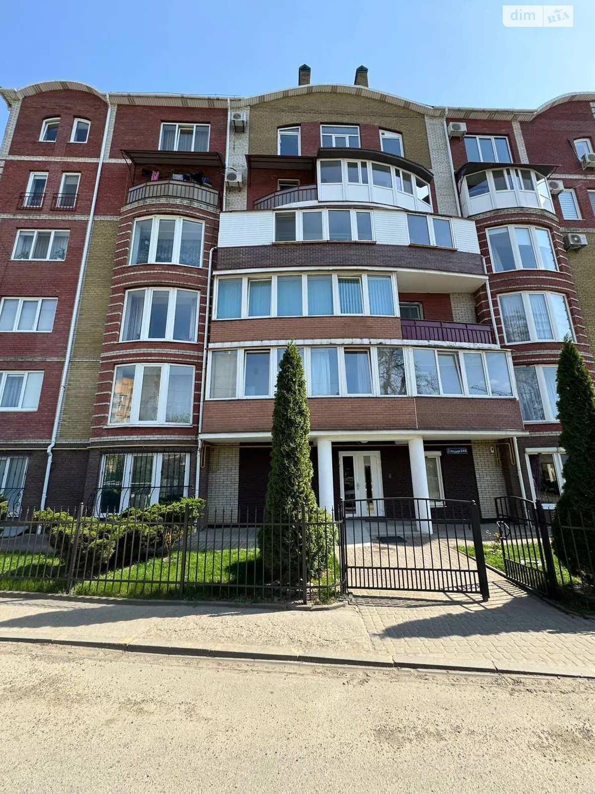 Продается 5-комнатная квартира 127.4 кв. м в Черновцах, цена: 82000 $