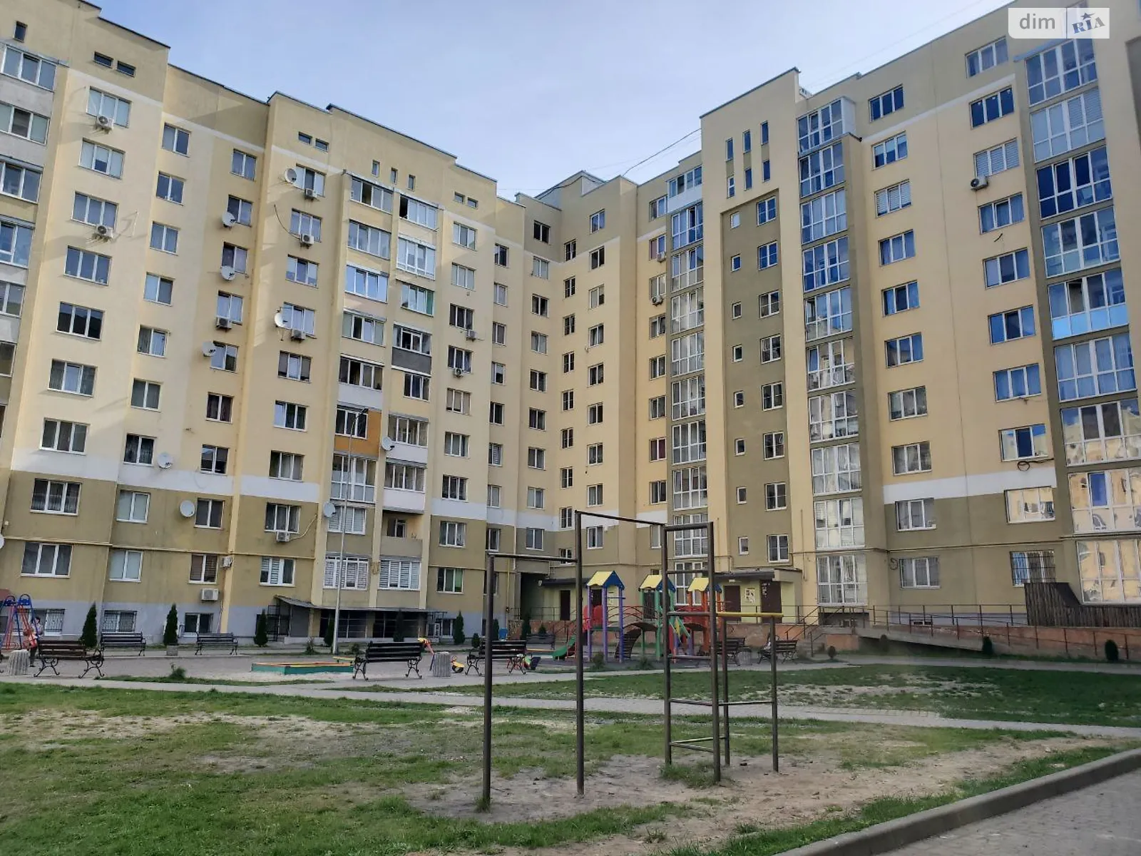 Продается 1-комнатная квартира 72.3 кв. м в Львове, ул. Роксоляны