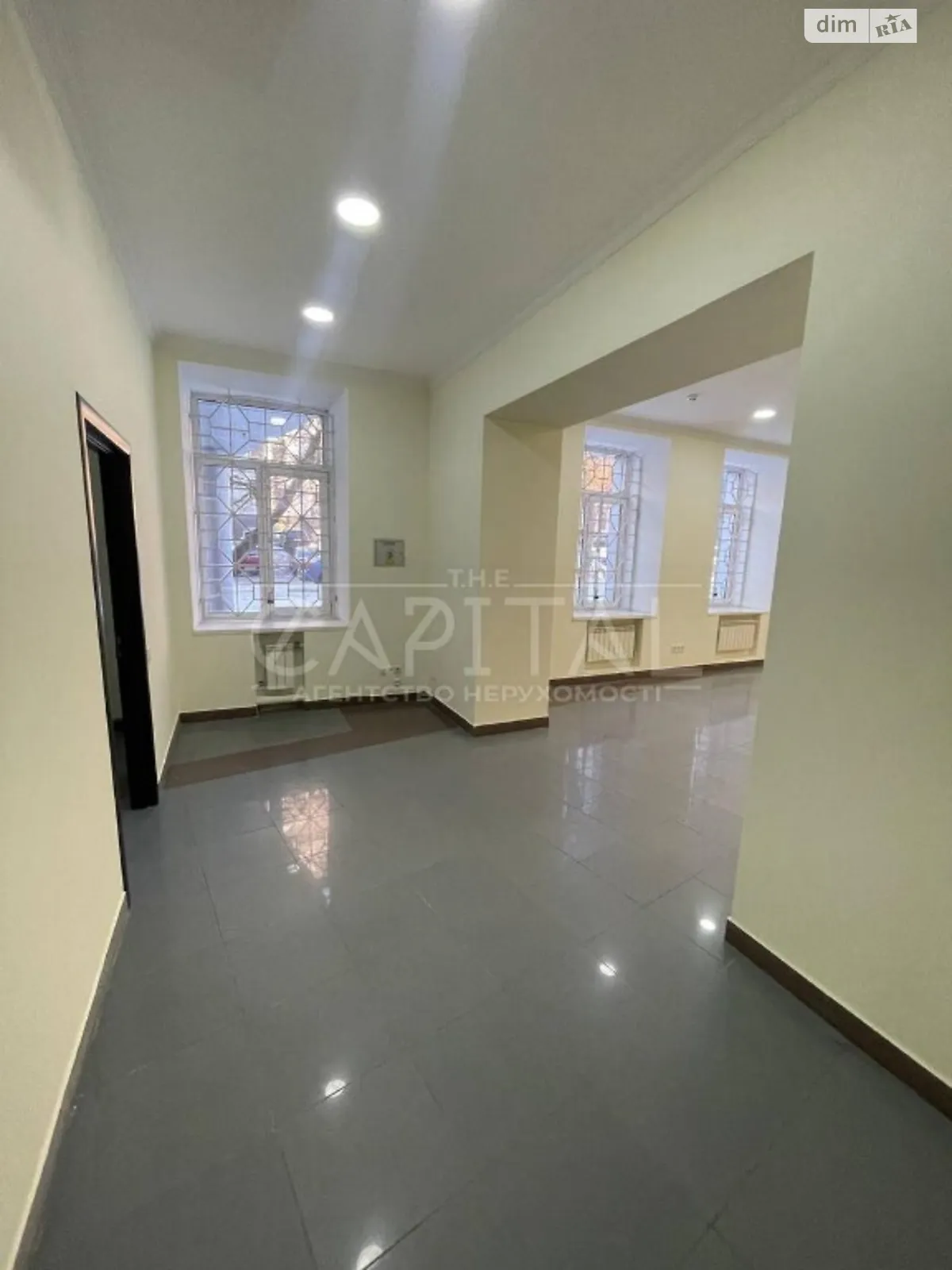 Сдается в аренду офис 126 кв. м в бизнес-центре, цена: 1800 $ - фото 1