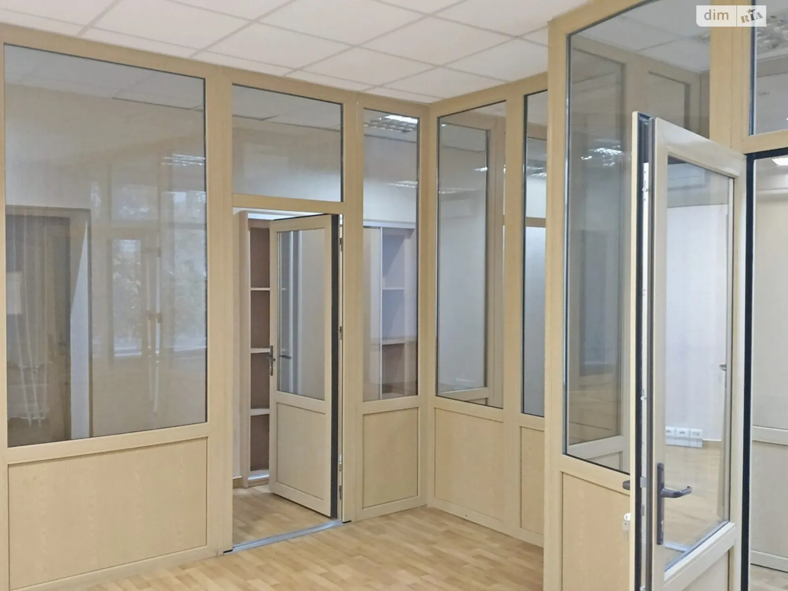 Сдается в аренду офис 143 кв. м в бизнес-центре, цена: 68640 грн - фото 1