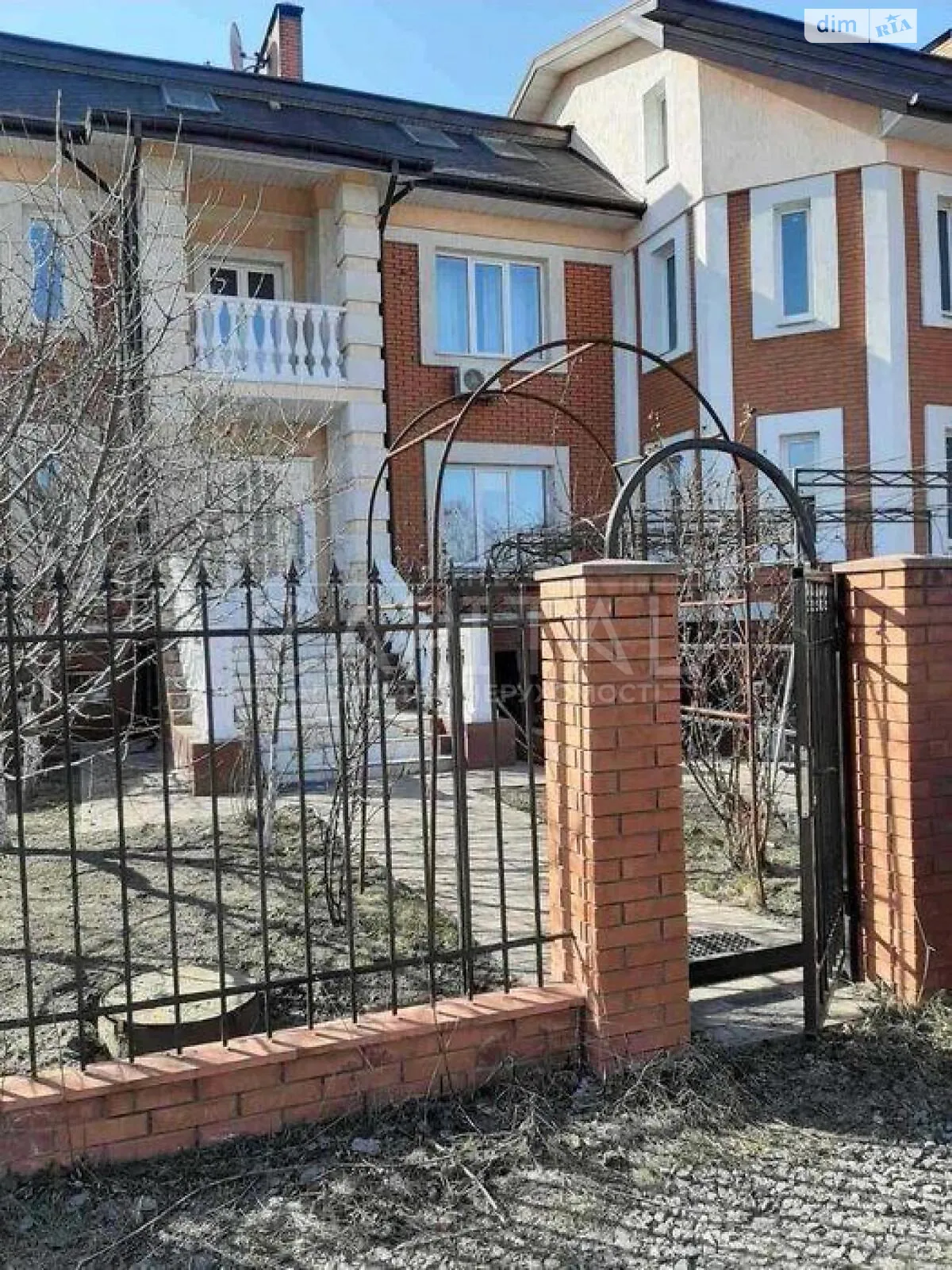 Сдается в аренду дом на 3 этажа 117 кв. м с камином, цена: 1500 $