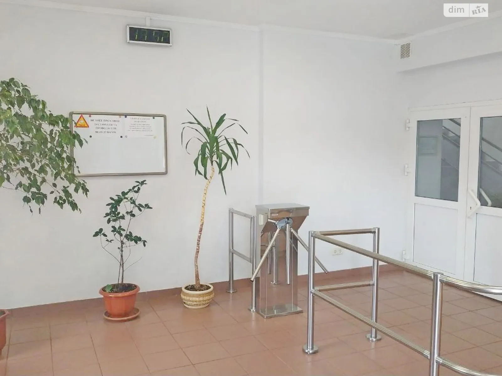 Сдается в аренду офис 21 кв. м в бизнес-центре, цена: 10510 грн - фото 1