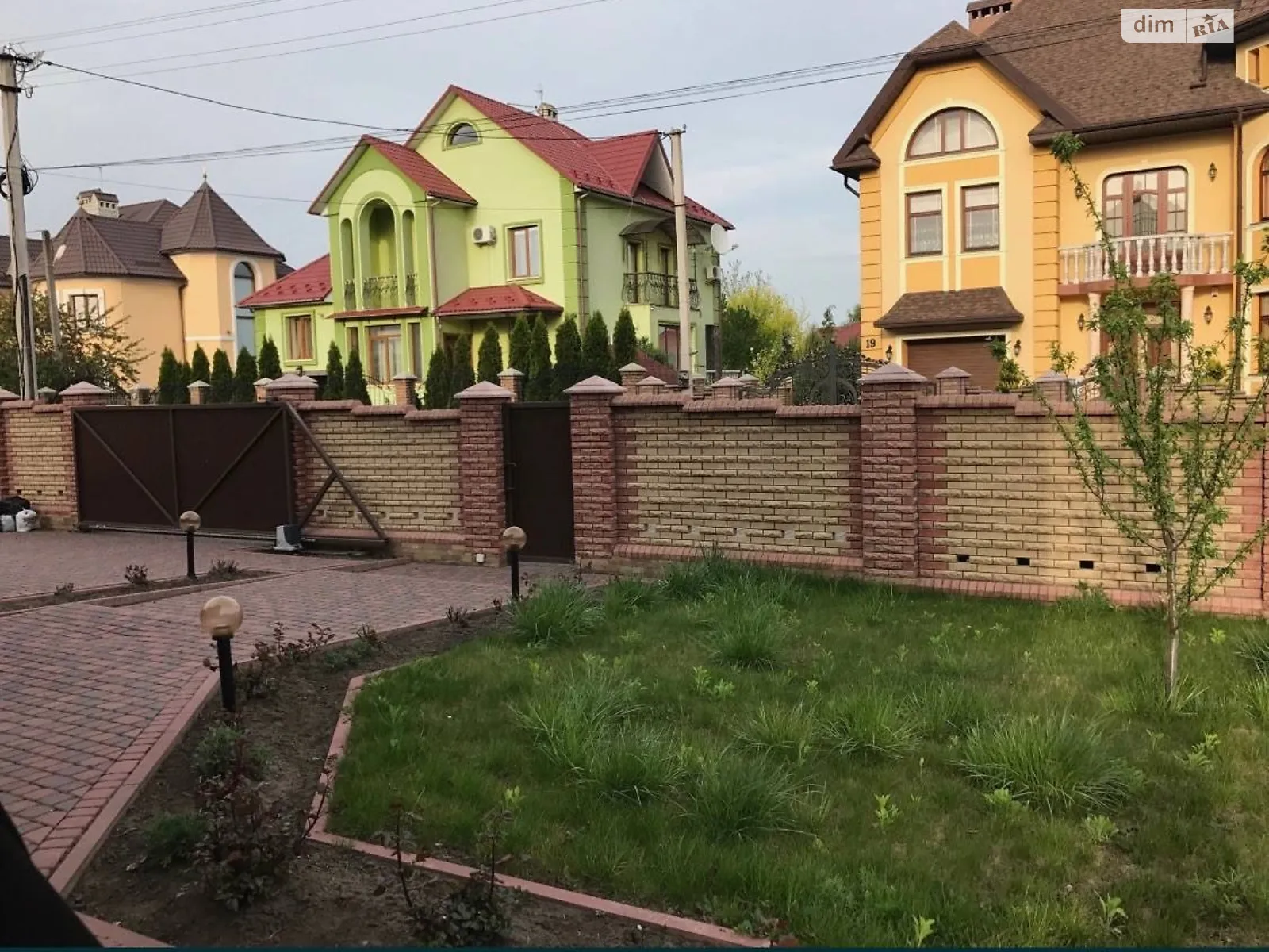 Продается дом на 2 этажа 319 кв. м с беседкой, цена: 320000 € - фото 1