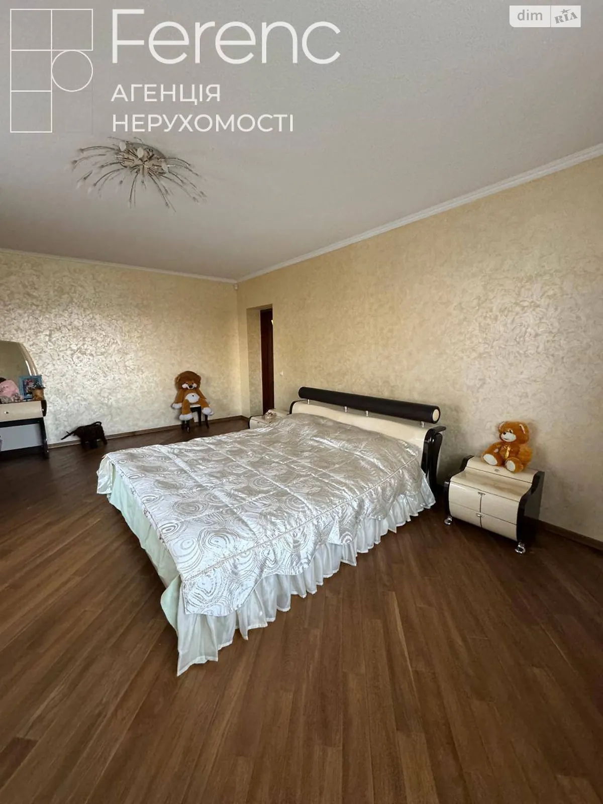 Сдается в аренду дом на 3 этажа 200 кв. м с участком, цена: 900 $