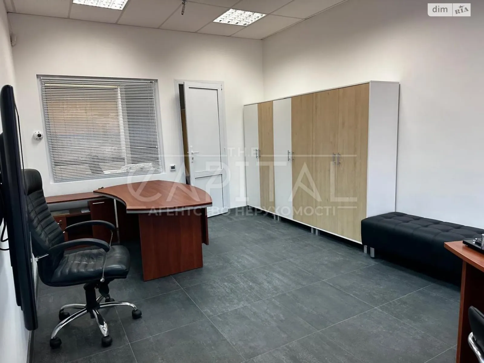 Сдается в аренду офис 42 кв. м в бизнес-центре, цена: 750 $ - фото 1