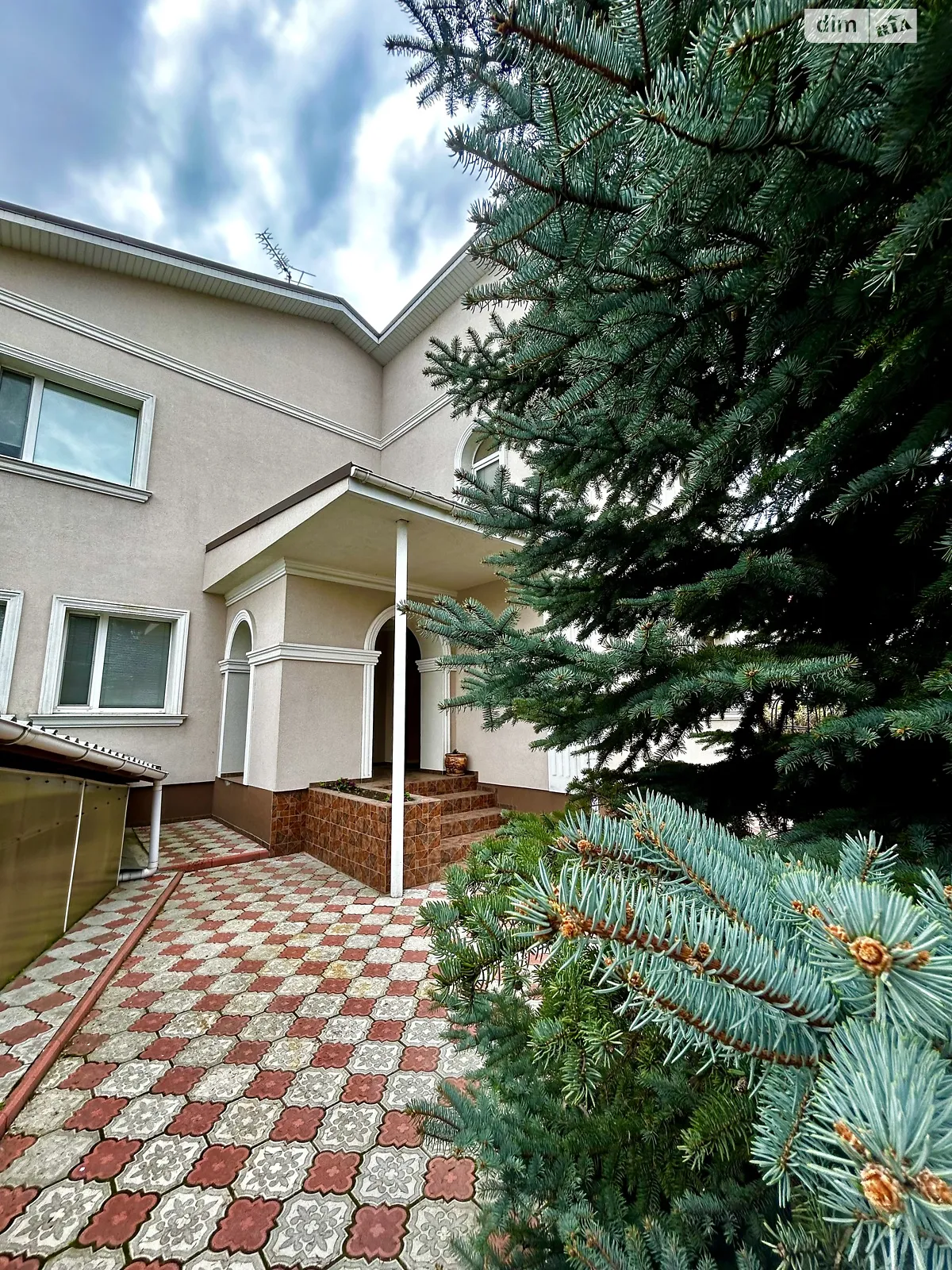 Продается дом на 2 этажа 330 кв. м с баней/сауной, цена: 330000 $