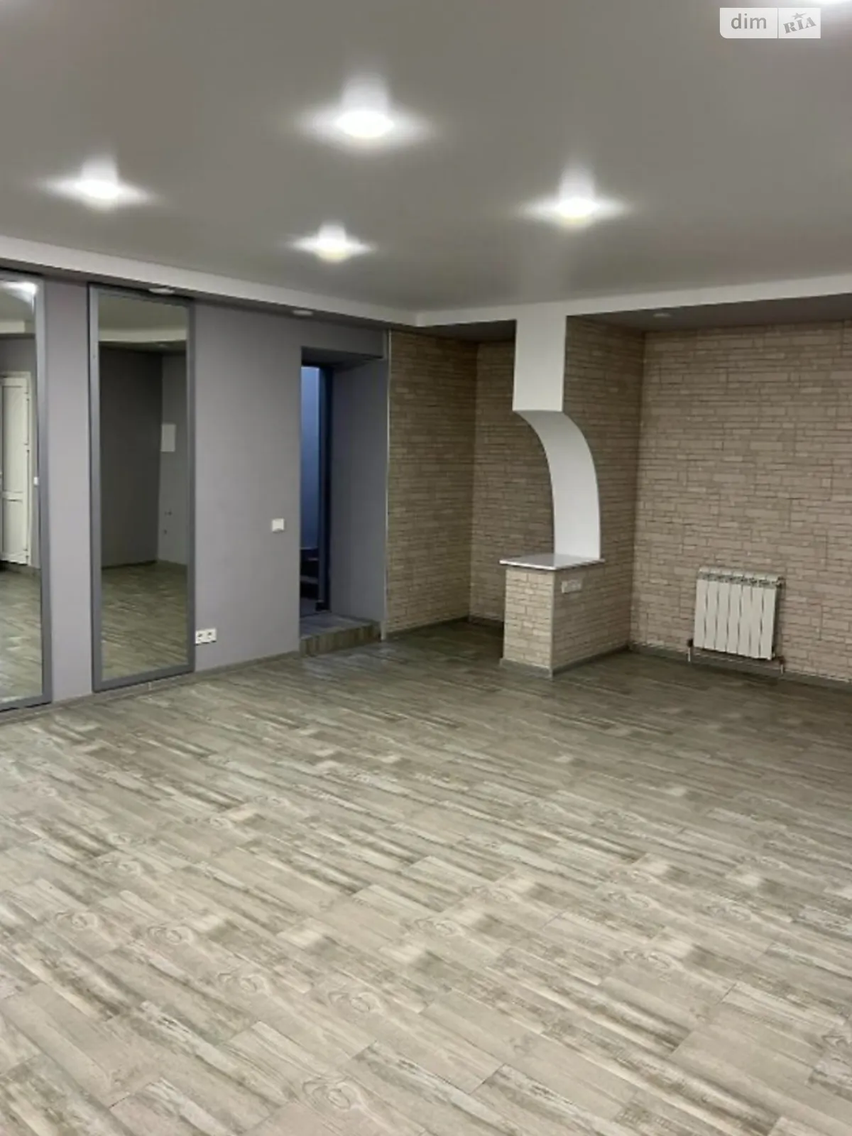 Продається офіс 66 кв. м в бізнес-центрі, цена: 25500 $