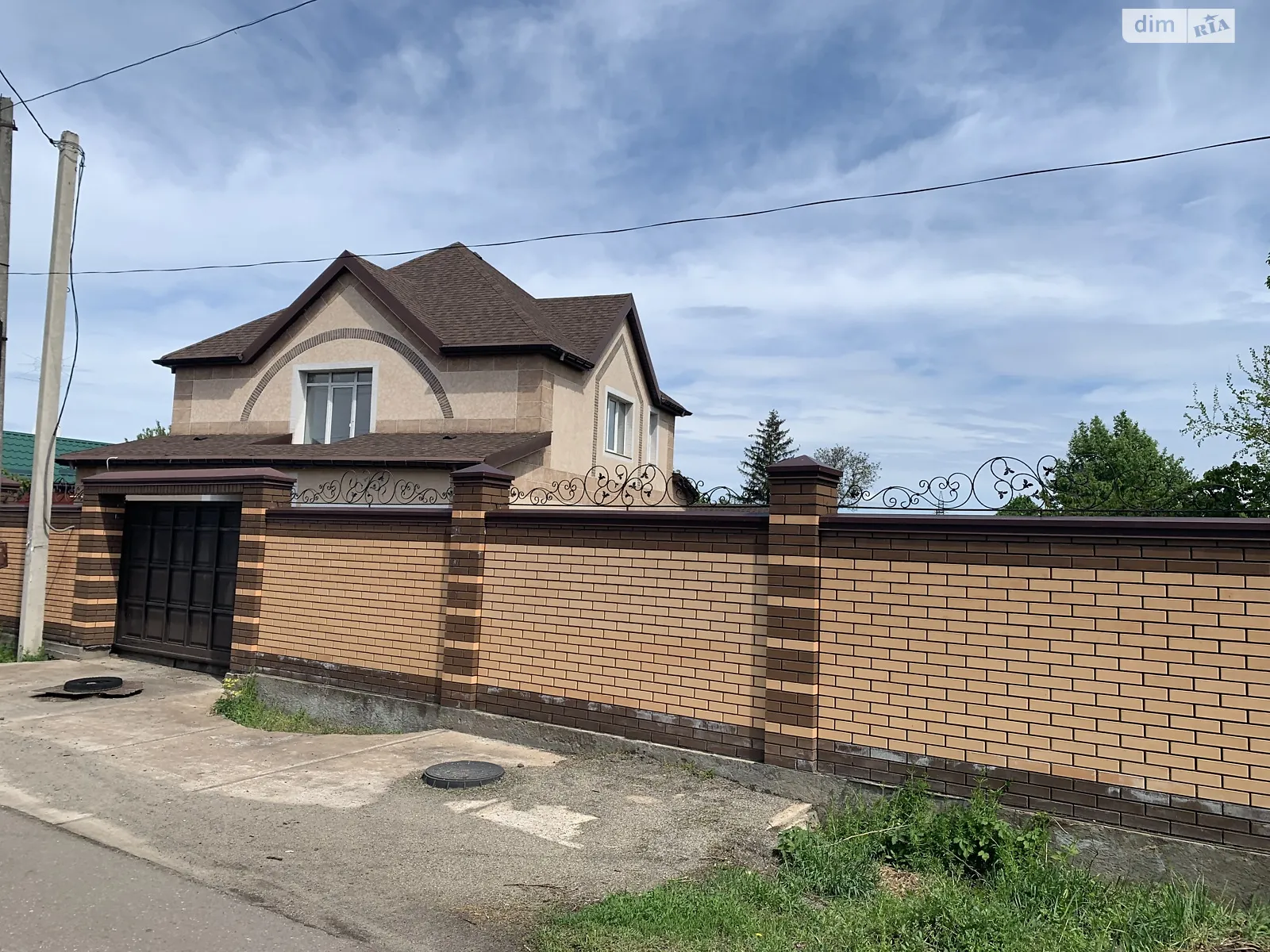 Продається будинок 2 поверховий 180 кв. м з гаражем, цена: 180000 €