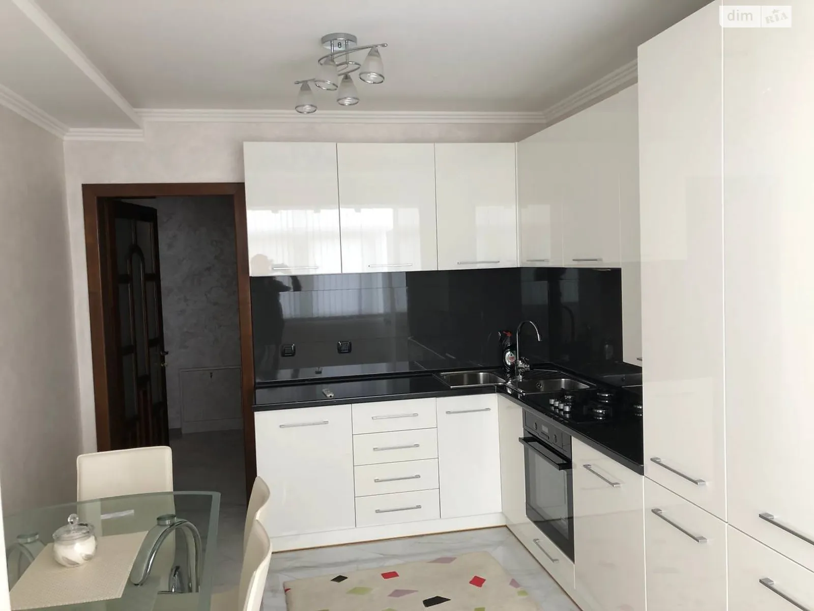 Продается 2-комнатная квартира 68 кв. м в Черновцах, цена: 125000 $