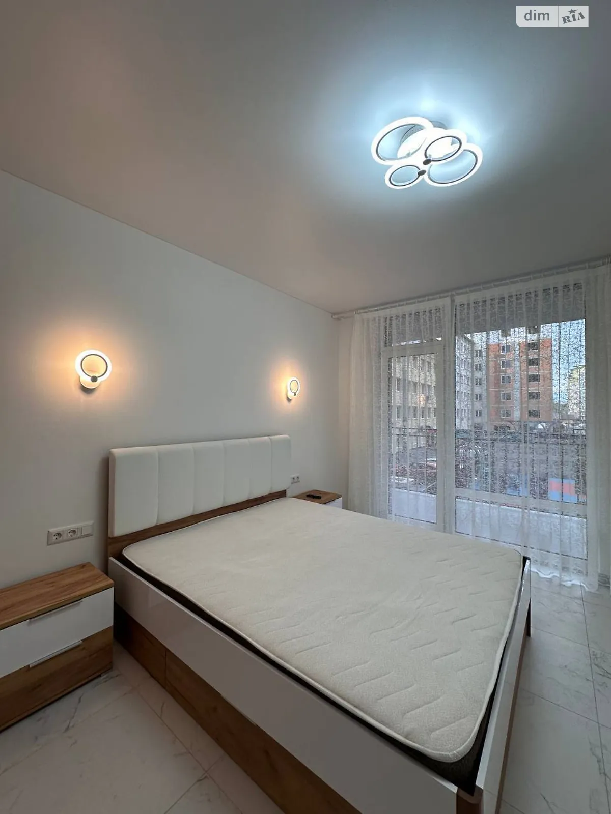 Продается 1-комнатная квартира 41 кв. м в Ивано-Франковске, ул. Коновальца Евгения, 35