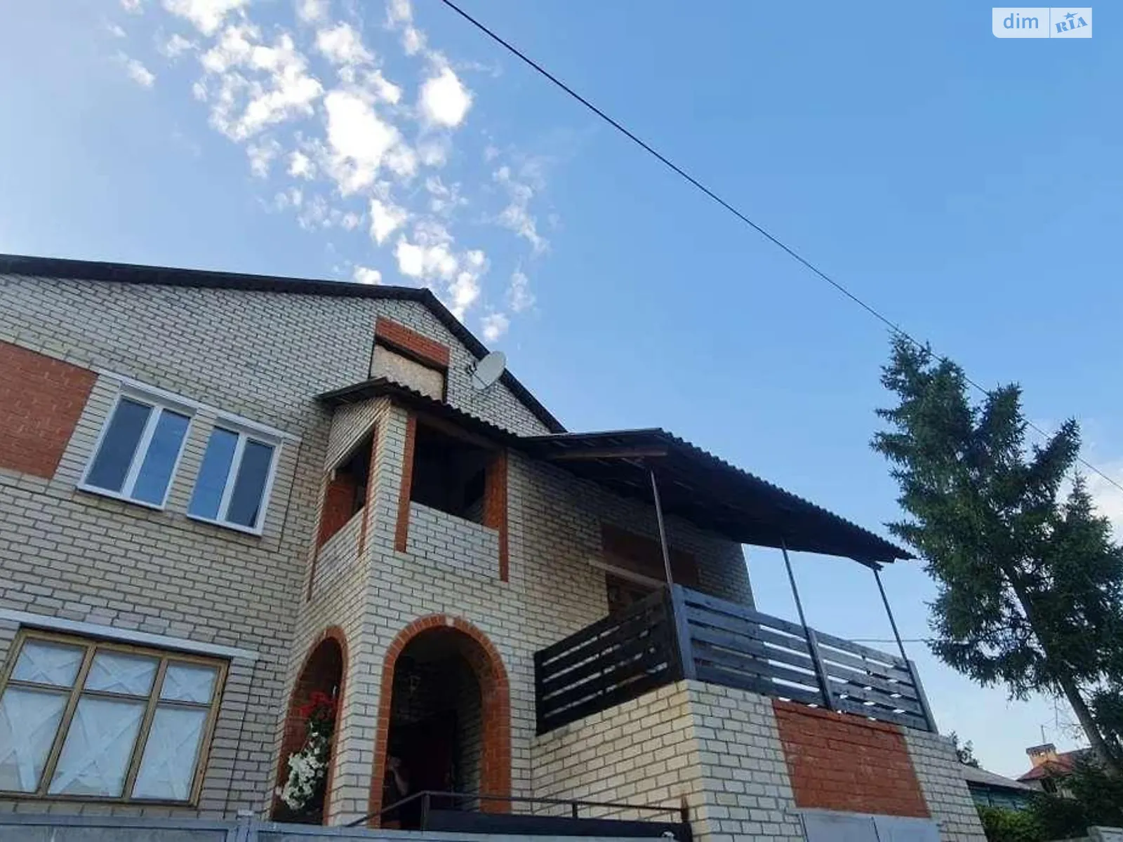 Продается дом на 2 этажа 277 кв. м с камином, цена: 75000 $