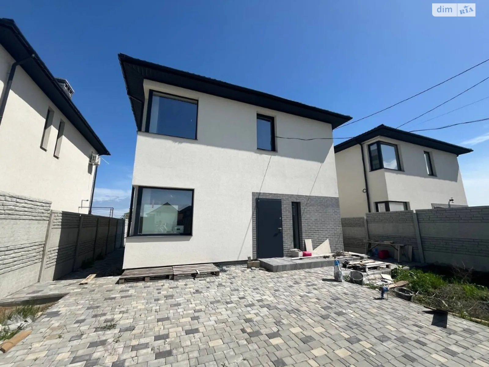 Продается дом на 2 этажа 130 кв. м с камином, цена: 138000 $ - фото 1