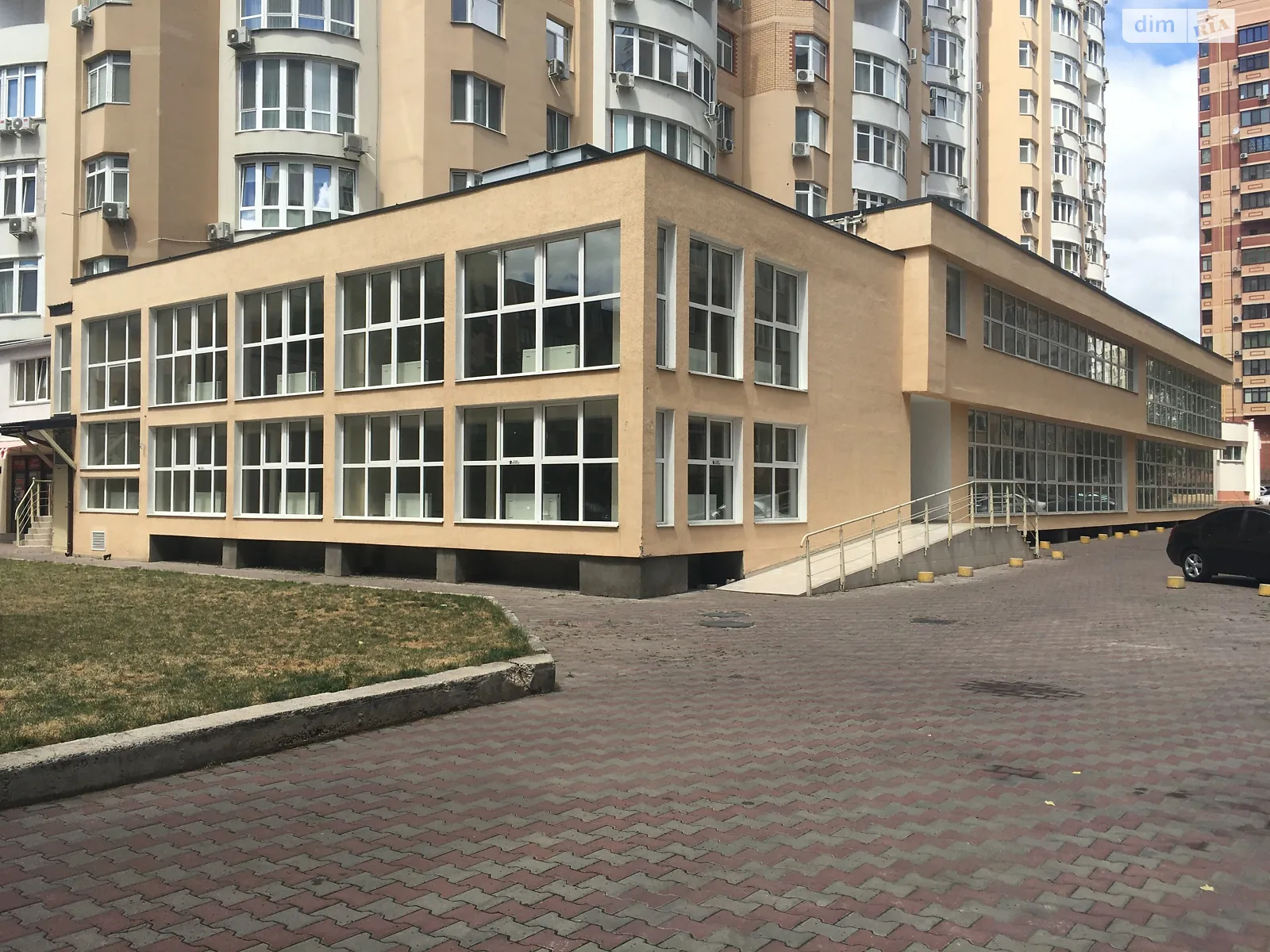 Сдается в аренду офис 681 кв. м в бизнес-центре, цена: 6800 $ - фото 1