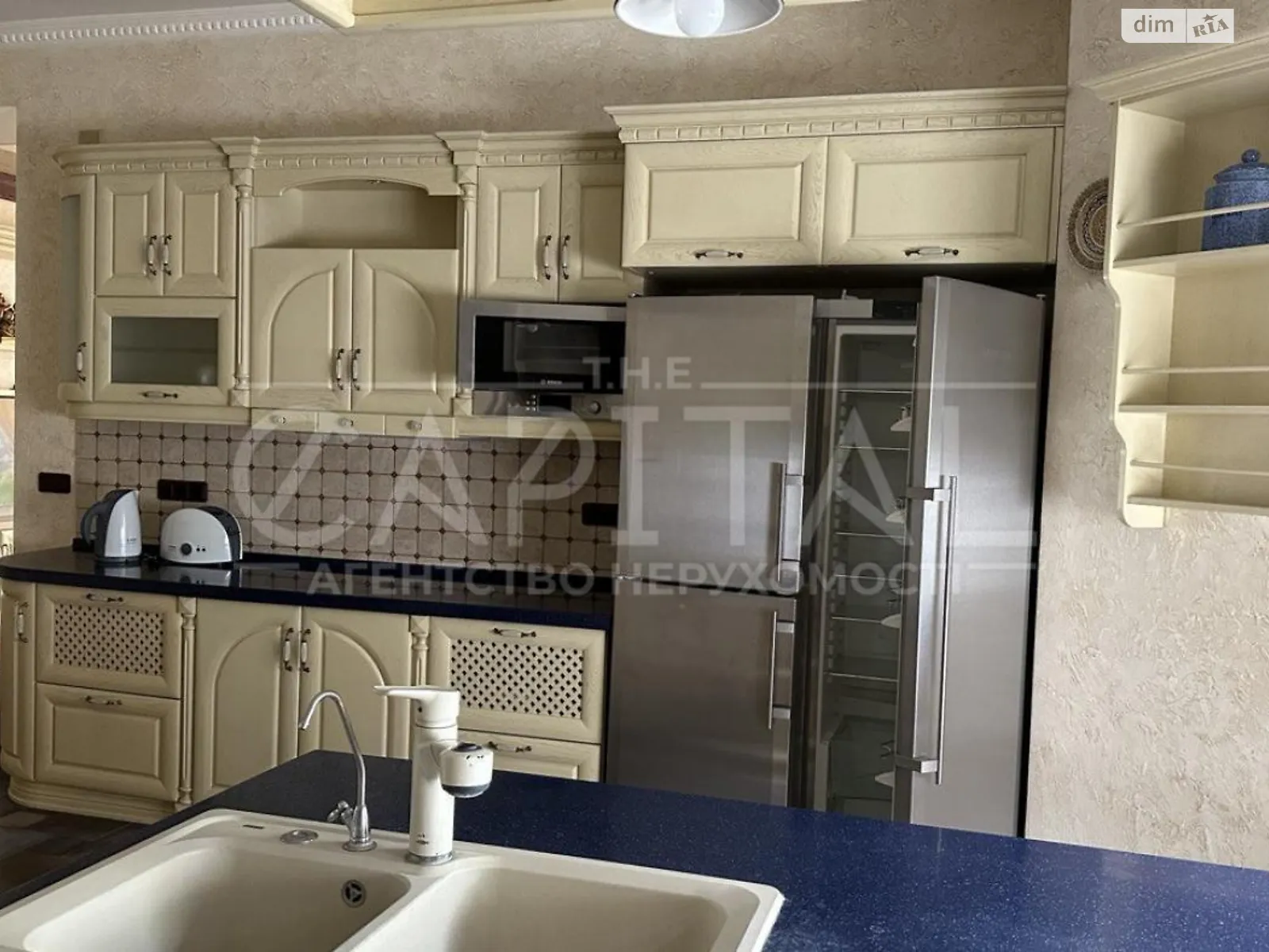 Сдается в аренду дом на 2 этажа 730 кв. м с камином, цена: 10000 € - фото 1