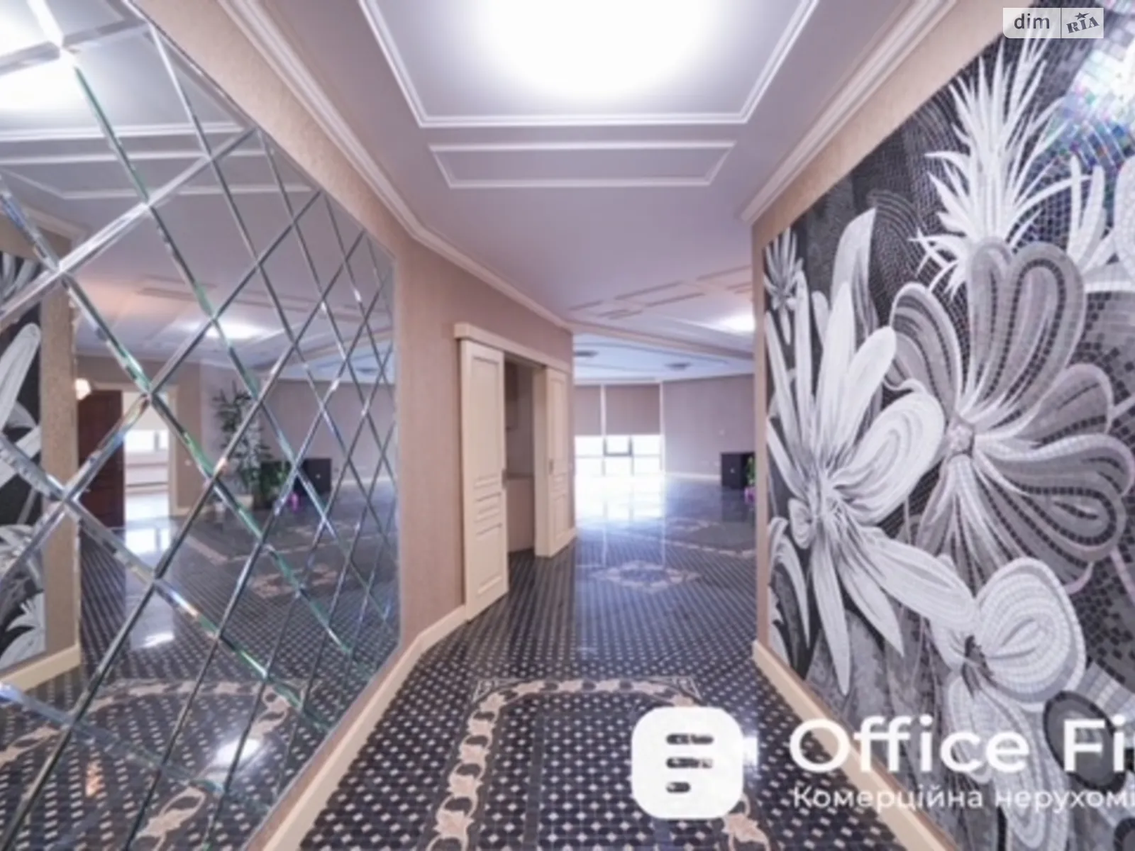 Сдается в аренду офис 245 кв. м в бизнес-центре, цена: 2500 $ - фото 1