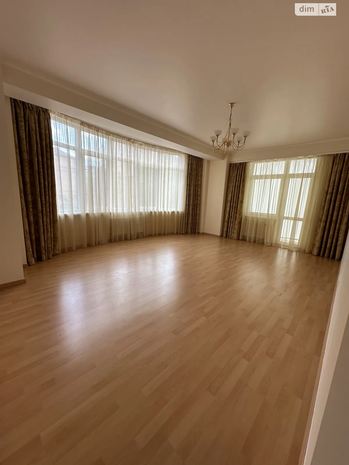 Продается 3-комнатная квартира 126 кв. м в Киеве, ул. Александра Конисского(Тургеневская), 44