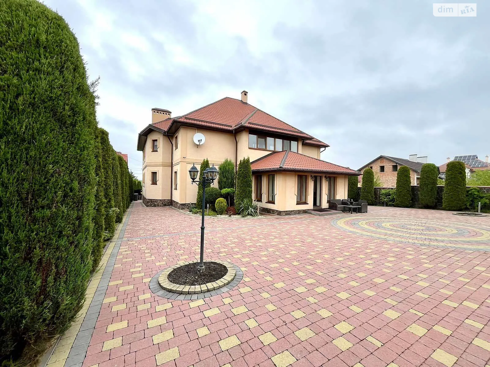 Продается дом на 3 этажа 380 кв. м с мансардой, цена: 550000 $ - фото 1