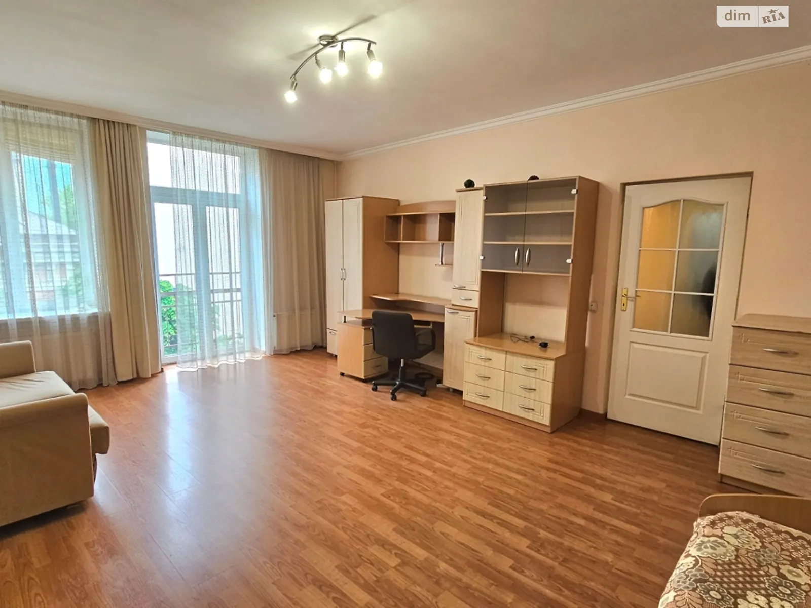 Продается 1-комнатная квартира 45 кв. м в Черновцах, ул. Украинская, 47