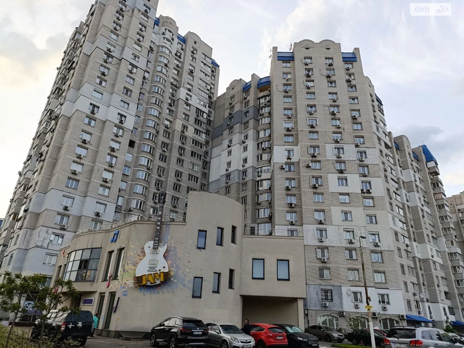 Продается 3-комнатная квартира 101 кв. м в Киеве, ул. Драгоманова, 31Б