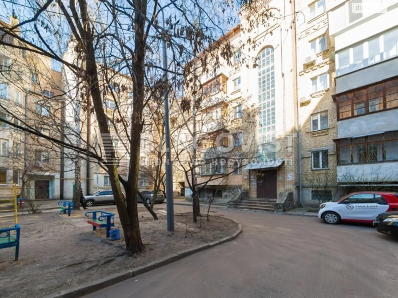 Продается 3-комнатная квартира 95 кв. м в Киеве, ул. Введенская, 5