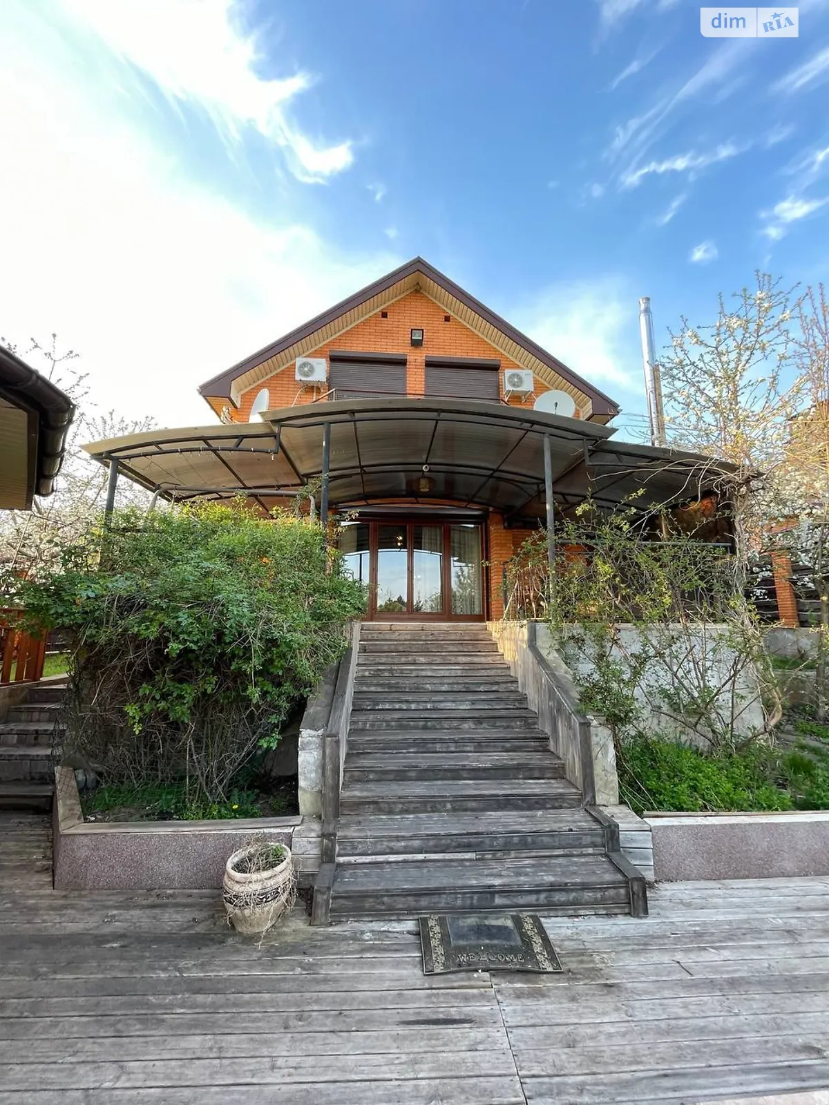 Продается дом на 3 этажа 290 кв. м с террасой, цена: 200000 $ - фото 1