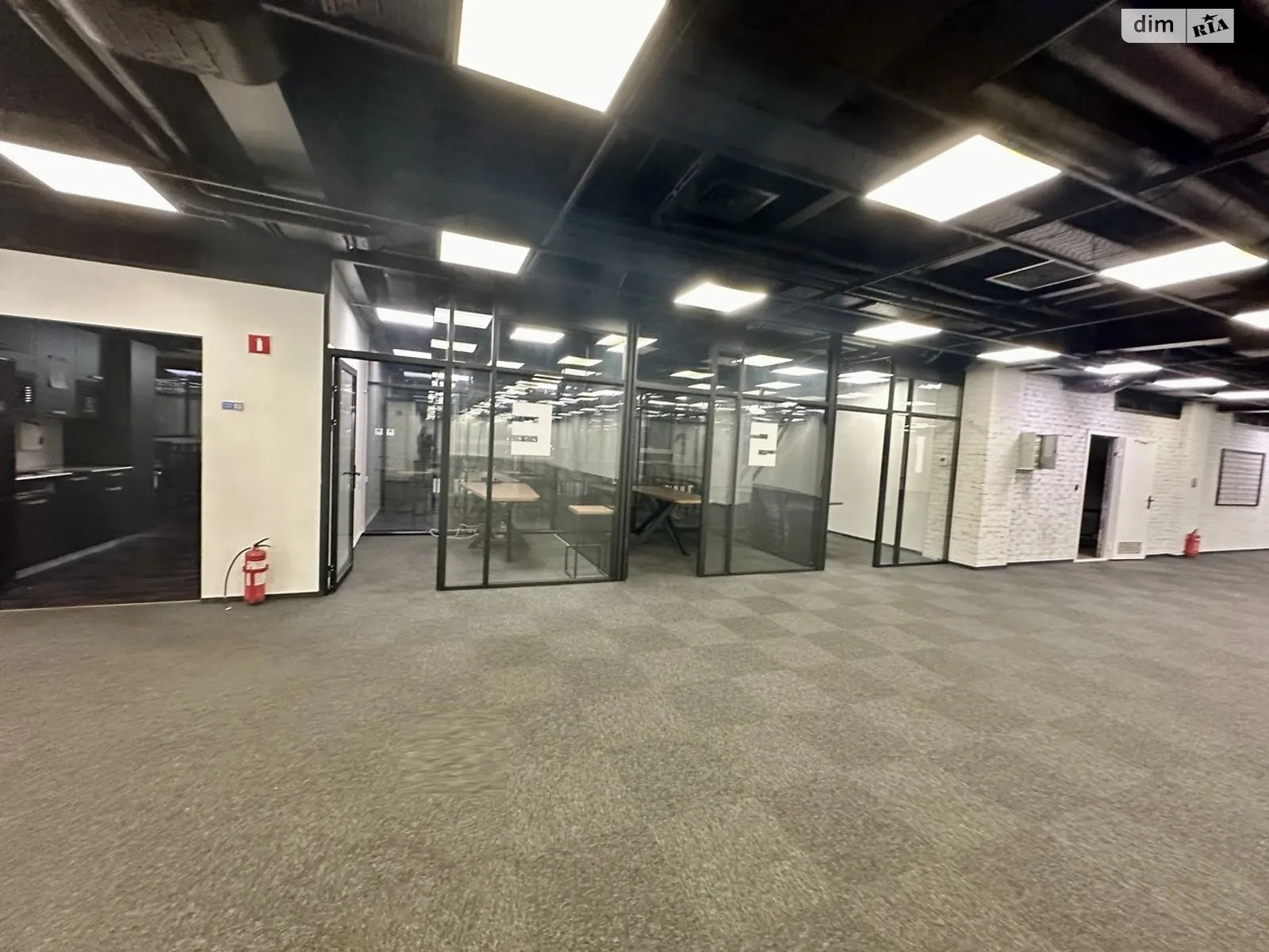 Сдается в аренду офис 2500 кв. м в бизнес-центре, цена: 30000 $ - фото 1