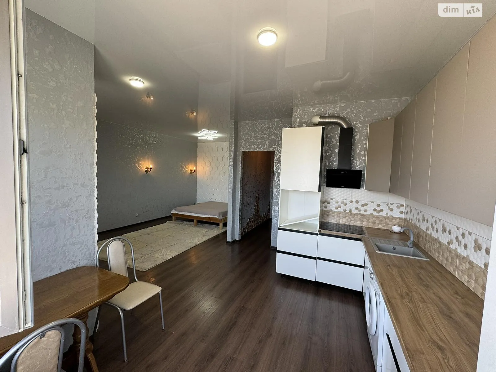 Продается 1-комнатная квартира 43 кв. м в Одессе, ул. Жемчужная, 3 - фото 1