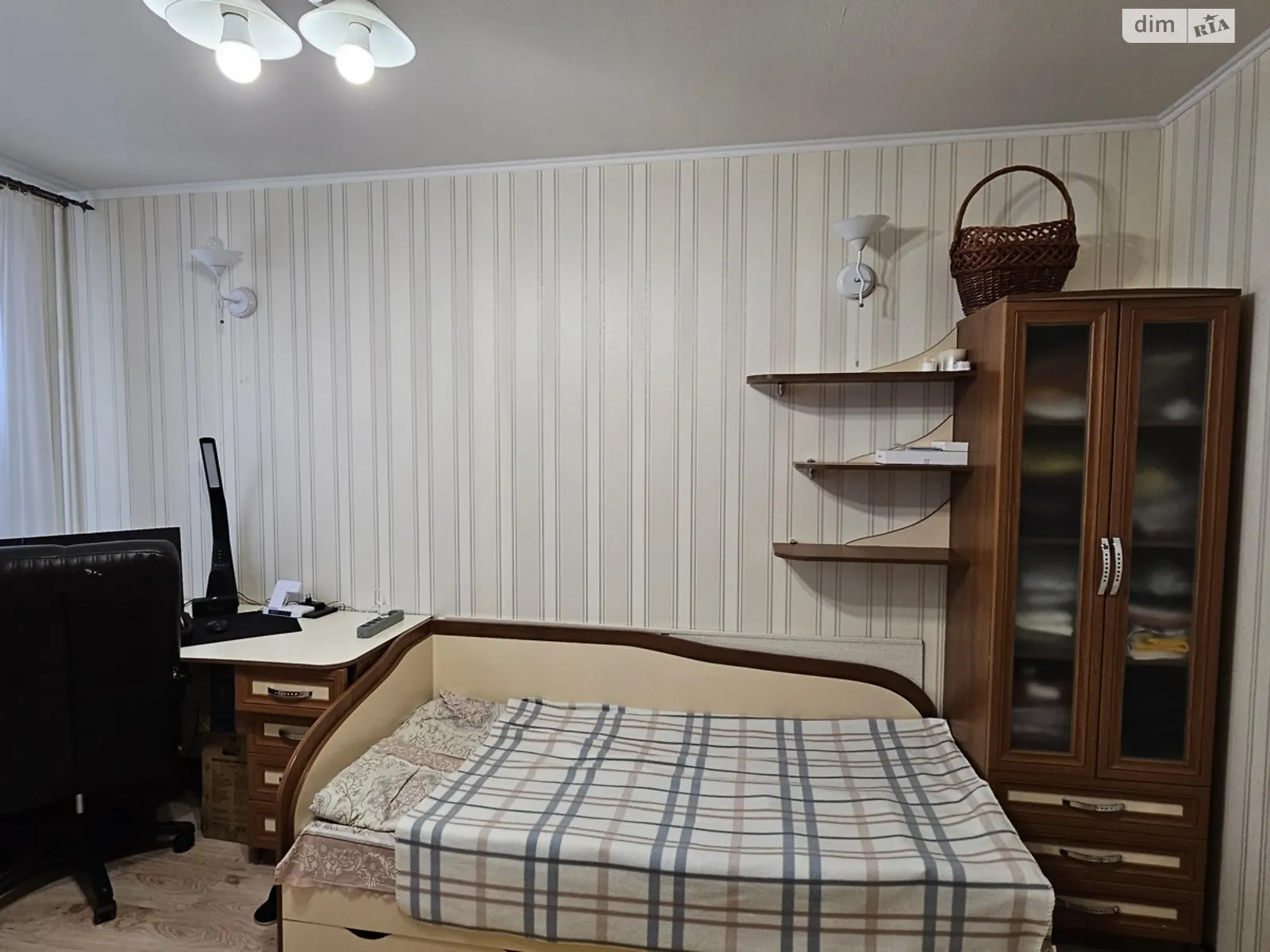 Продається 3-кімнатна квартира 74 кв. м у Кам'янському, цена: 43000 $