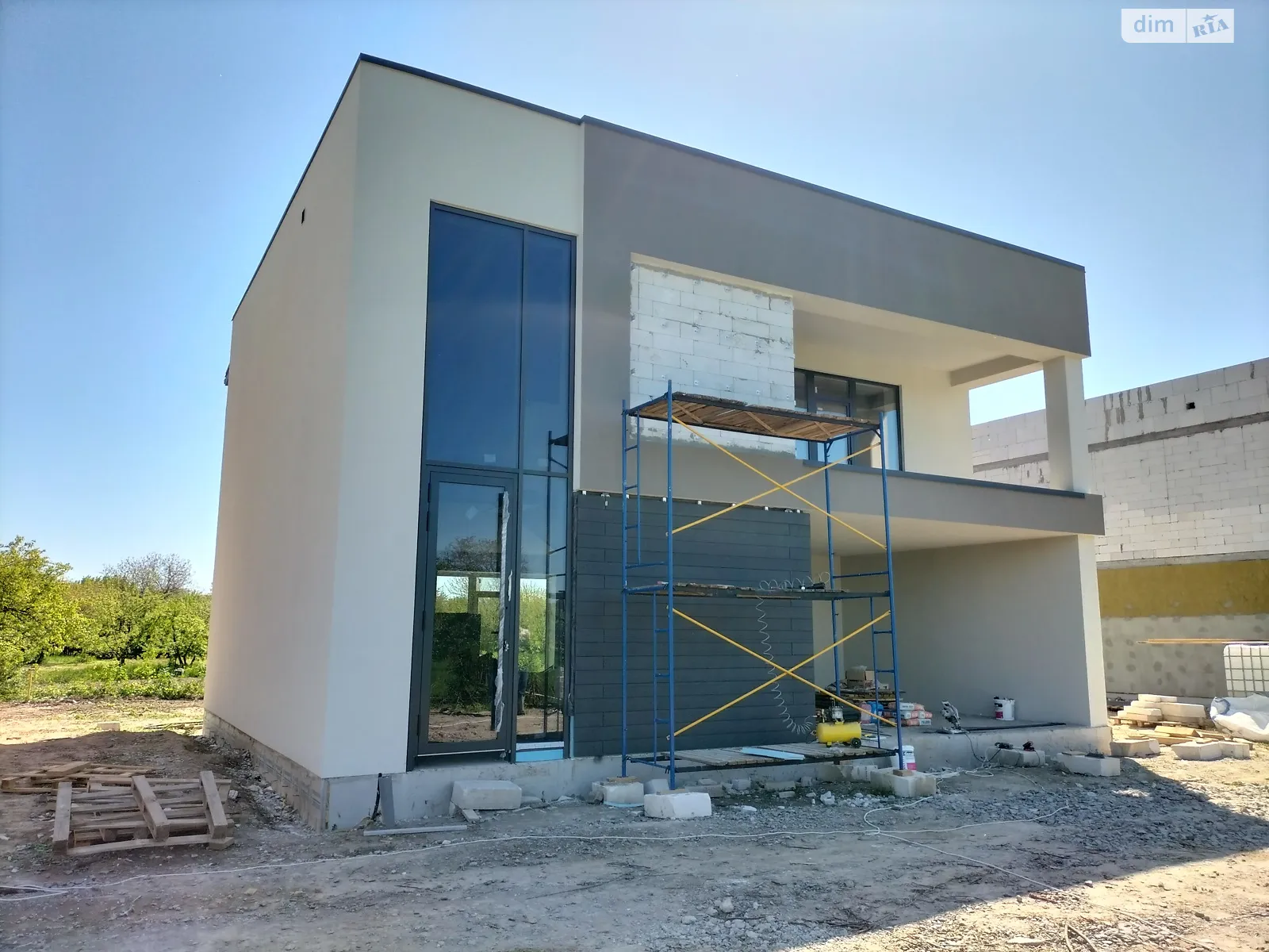 Продается дом на 2 этажа 180 кв. м с камином, цена: 150000 $ - фото 1