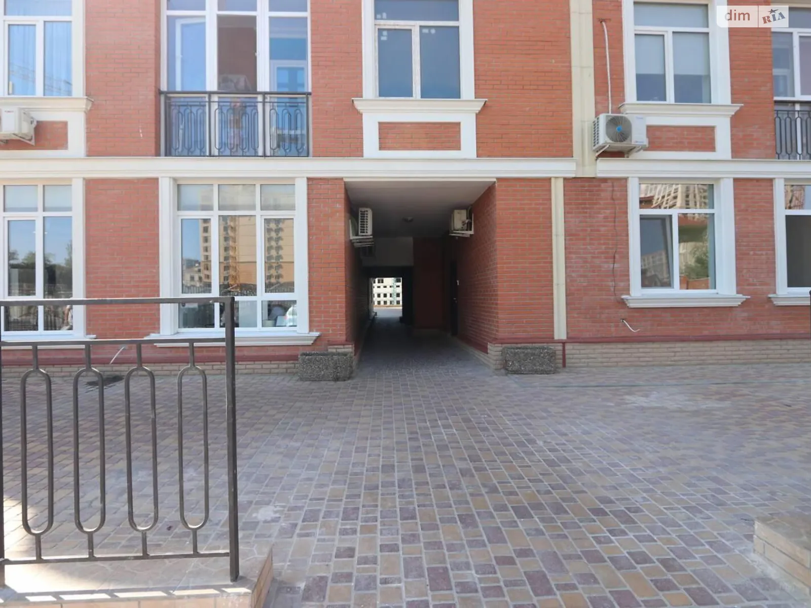 Продается 1-комнатная квартира 66 кв. м в Одессе, плато Гагаринское - фото 1
