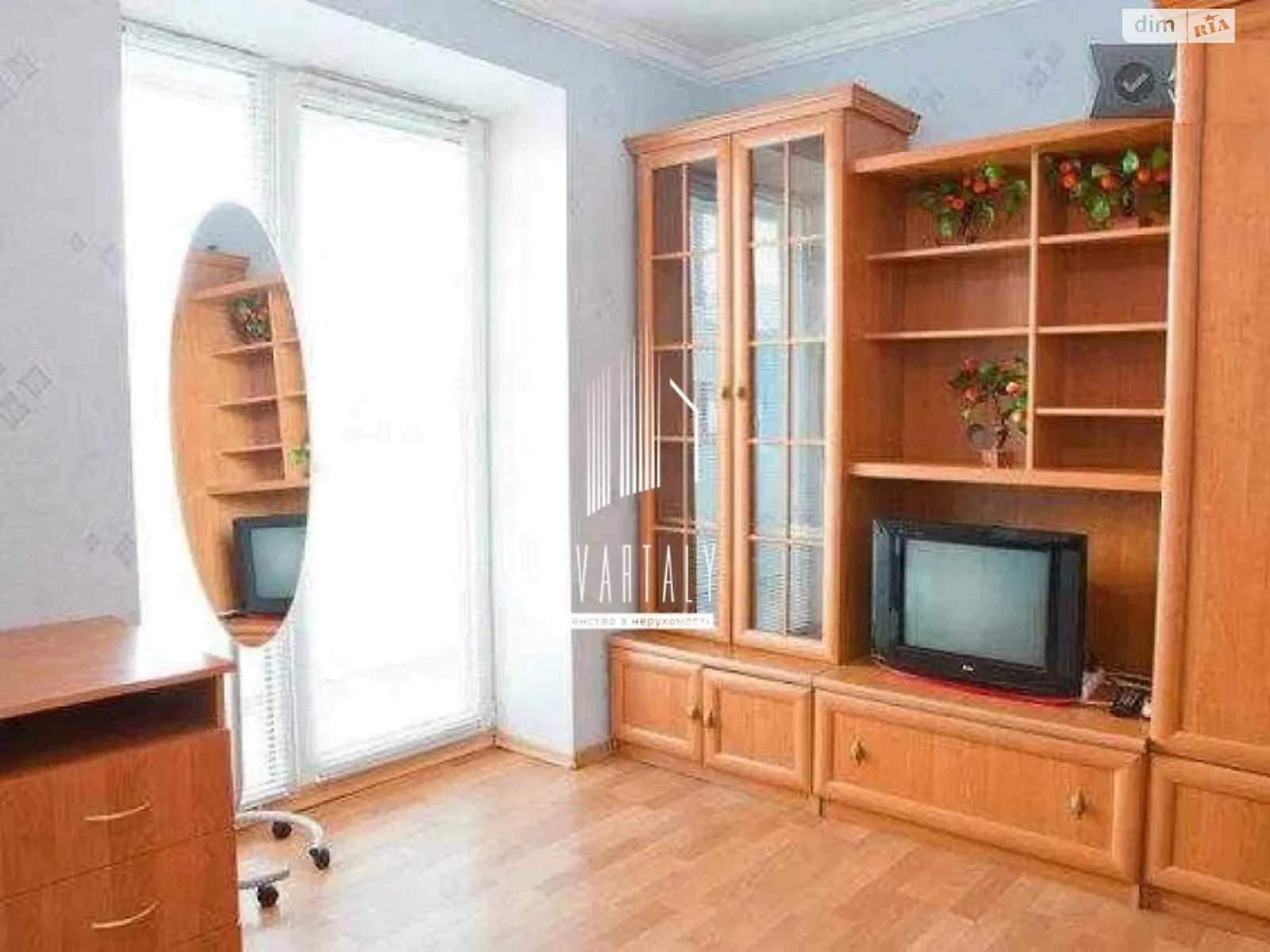 Продается 1-комнатная квартира 31 кв. м в Киеве, ул. Почайнинская, 62 - фото 1