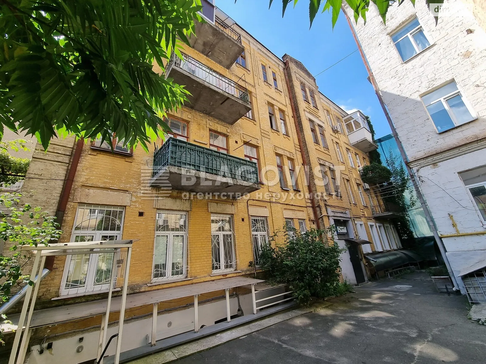 Продается 2-комнатная квартира 56 кв. м в Киеве, ул. Рейтарская, 35